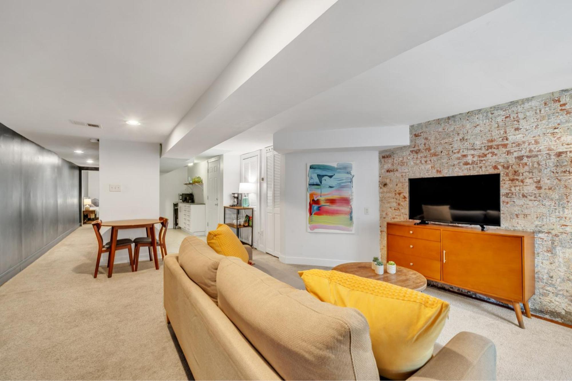 Cute And Charming 1br In Fantastic Location Townhouse *