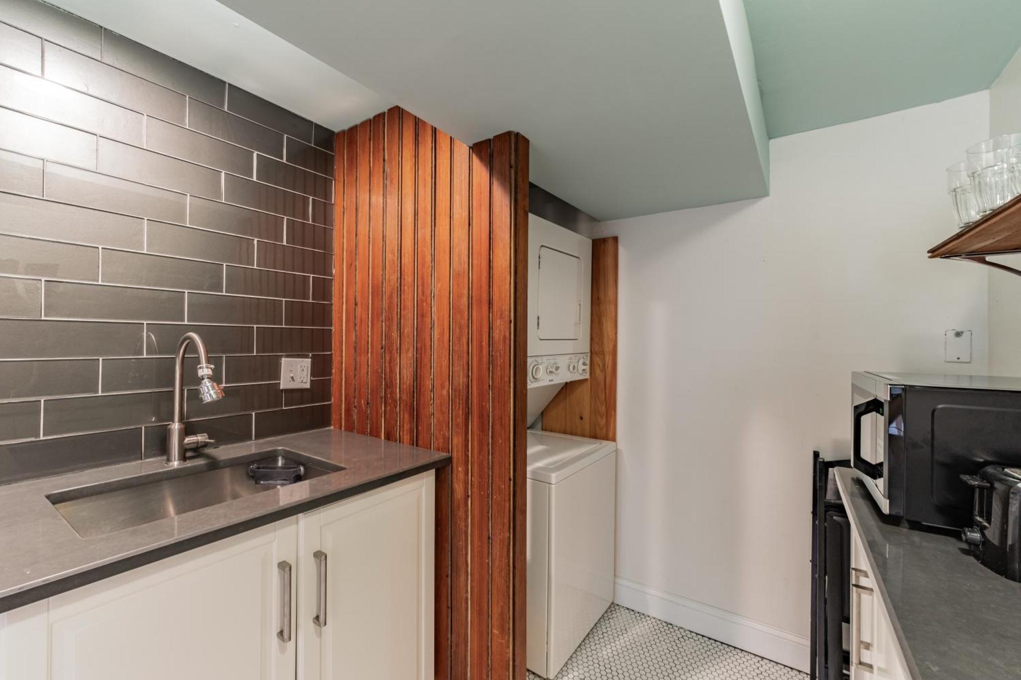 Cute And Charming 1br In Fantastic Location Townhouse Washington