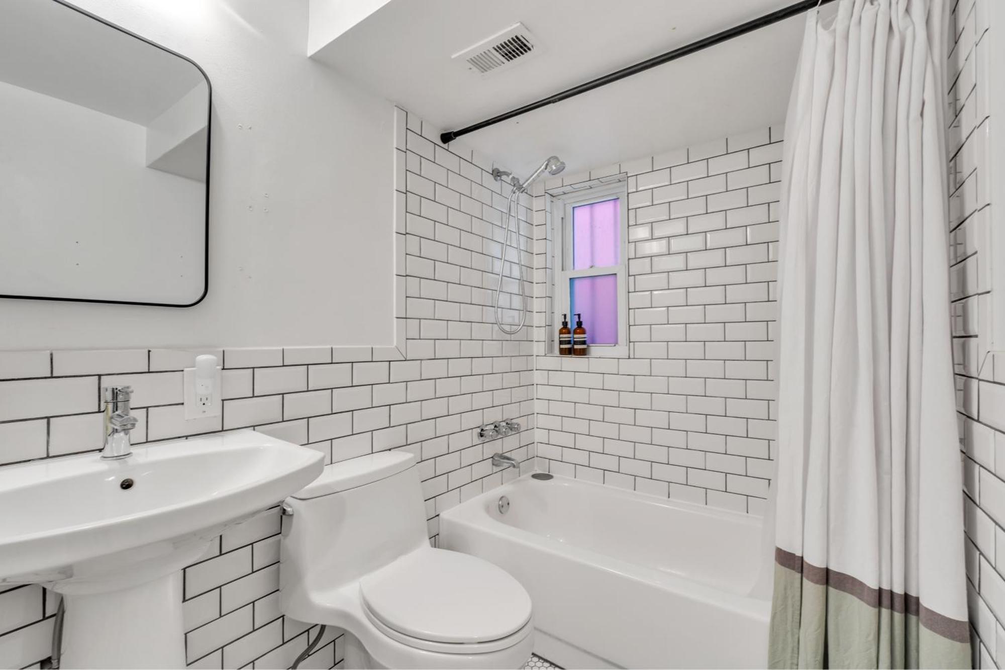 Cute And Charming 1br In Fantastic Location Townhouse Washington