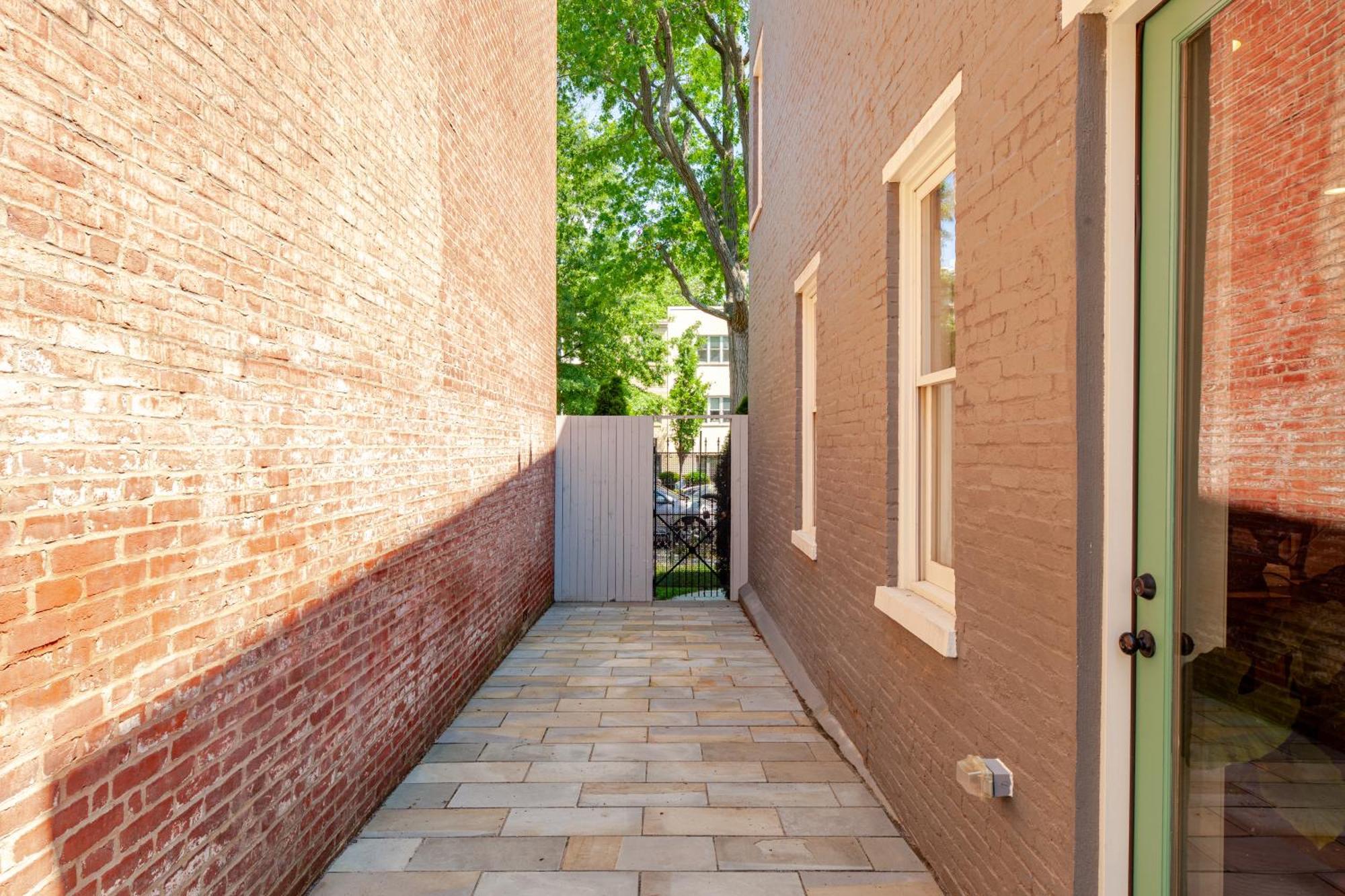 Apartment Private Garage Parking And King Bed - Walk To Metro *
