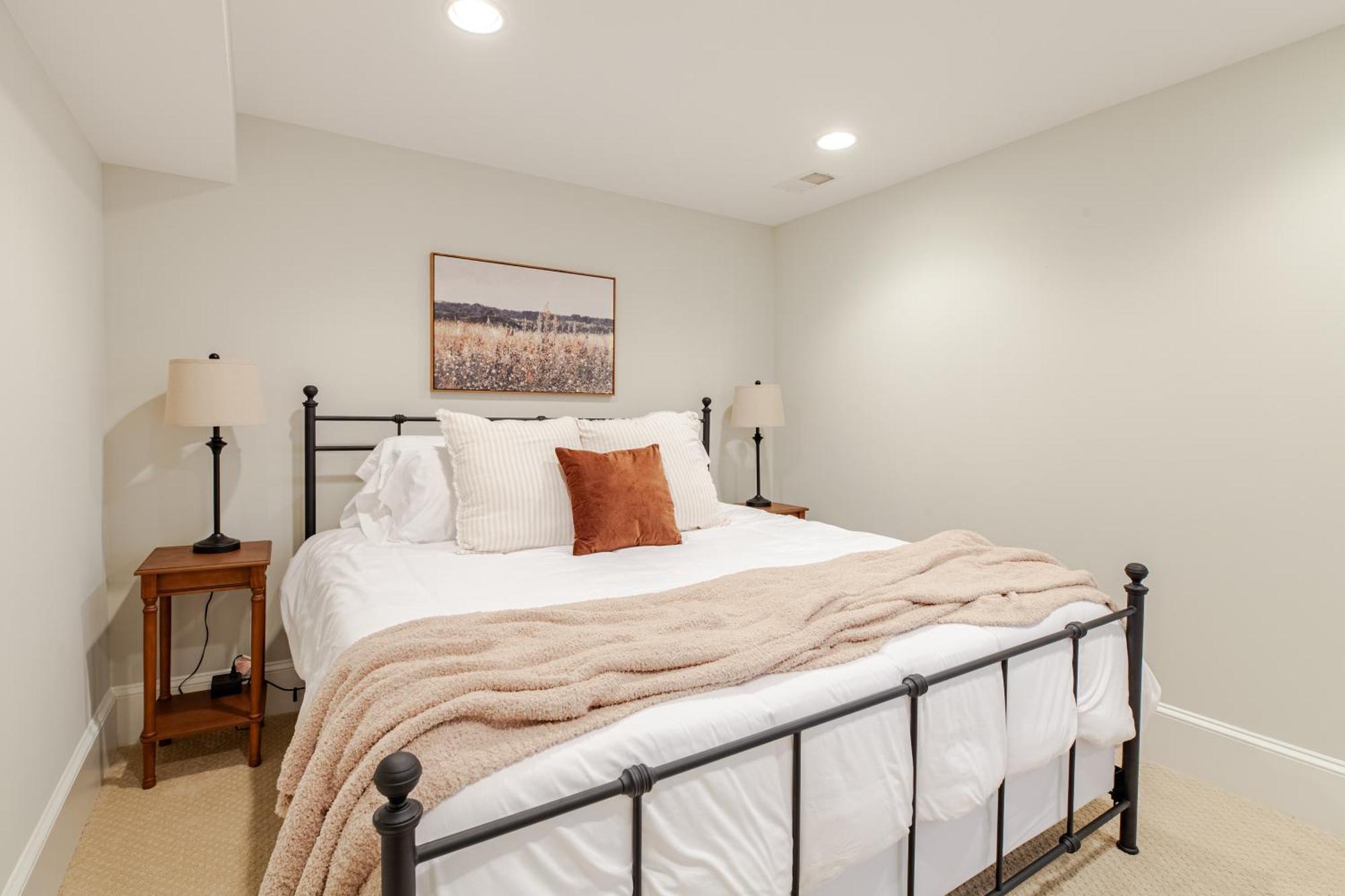 Private Garage Parking And King Bed - Walk To Metro Apartment *