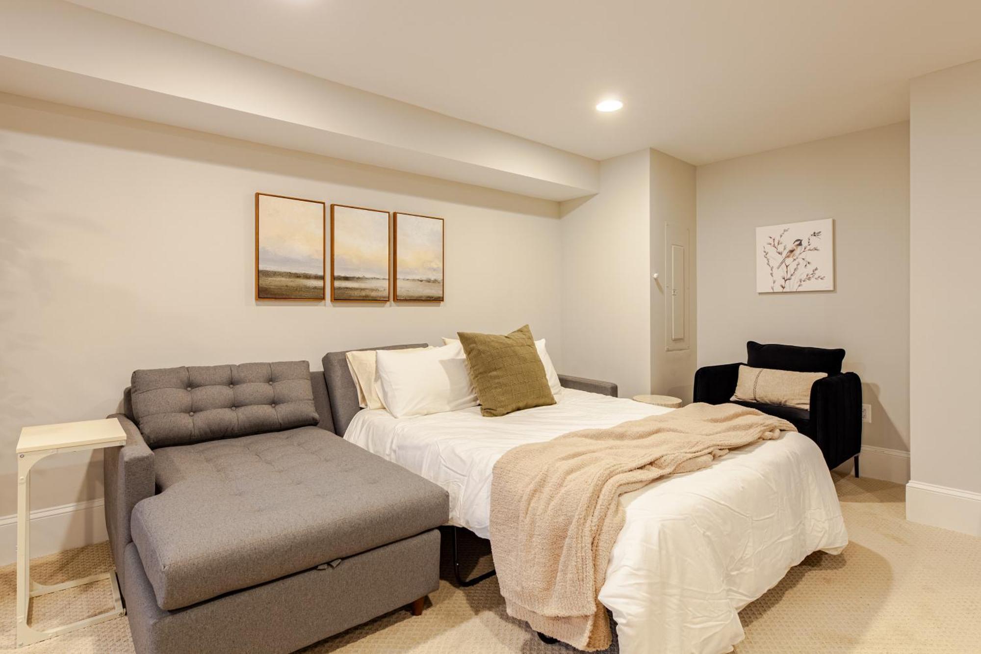 Private Garage Parking And King Bed - Walk To Metro Washington