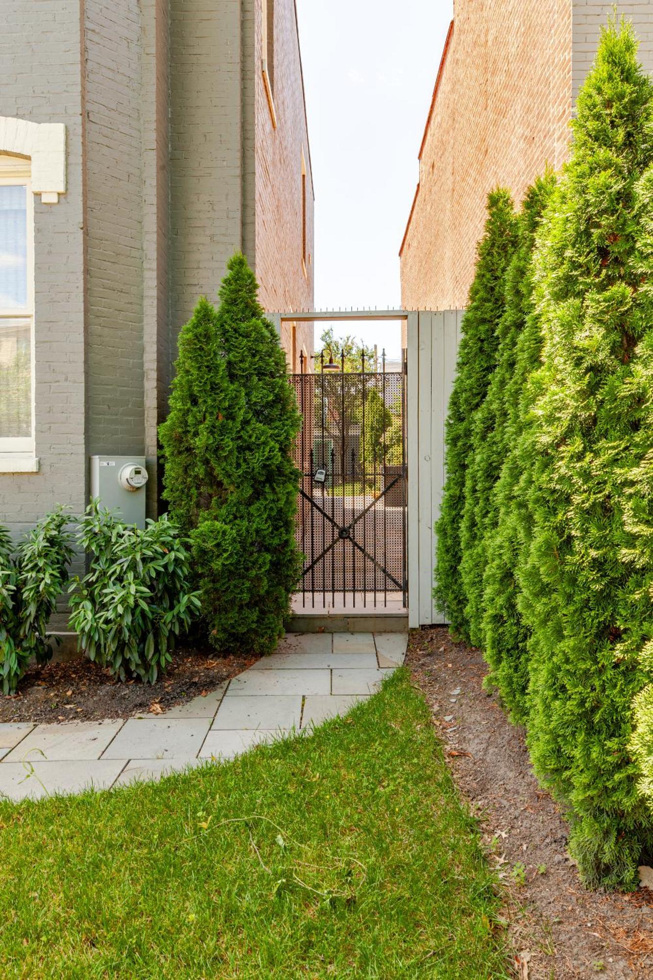 Apartment Private Garage Parking And King Bed - Walk To Metro *