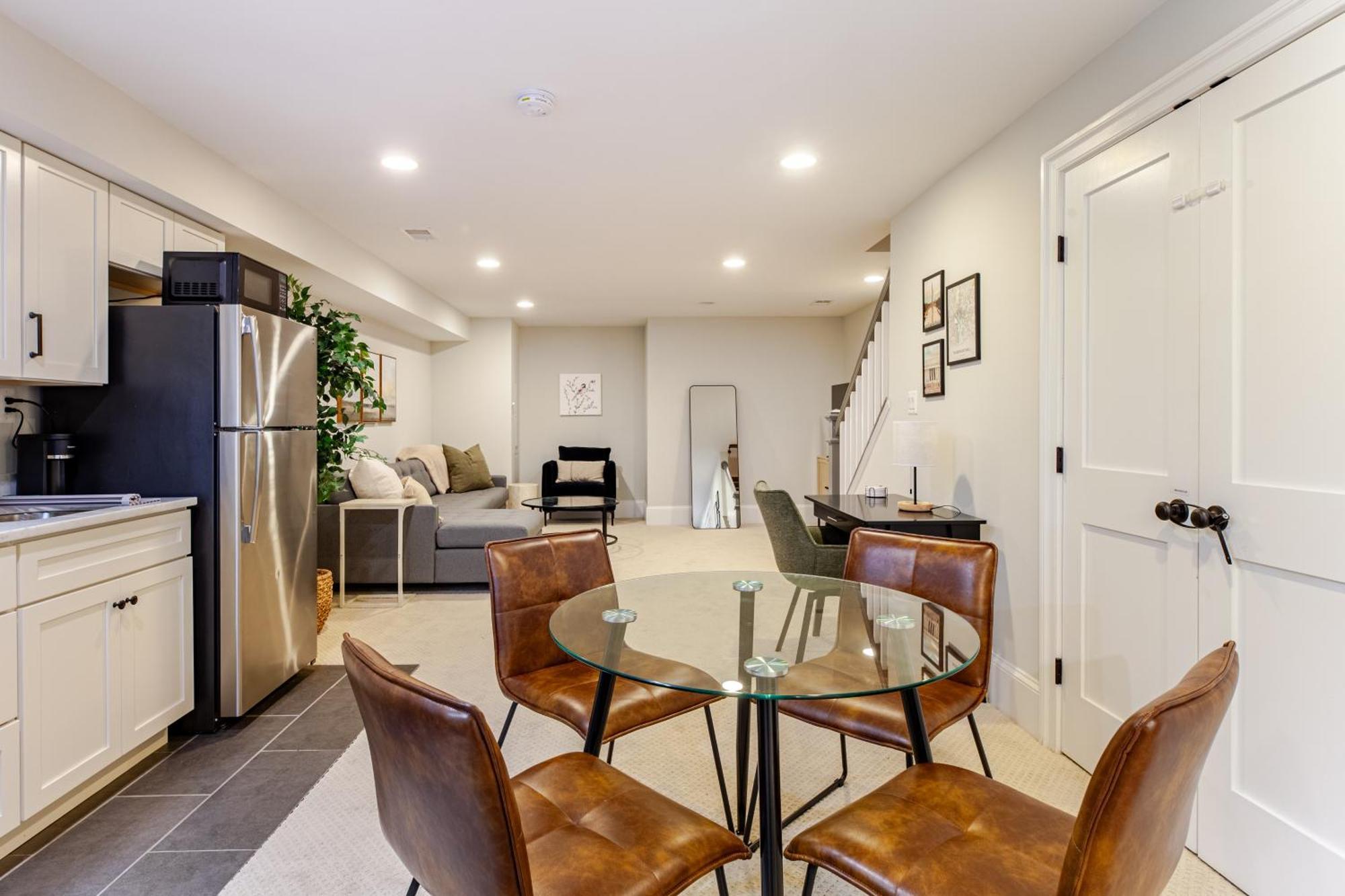 Apartment Private Garage Parking And King Bed - Walk To Metro Washington