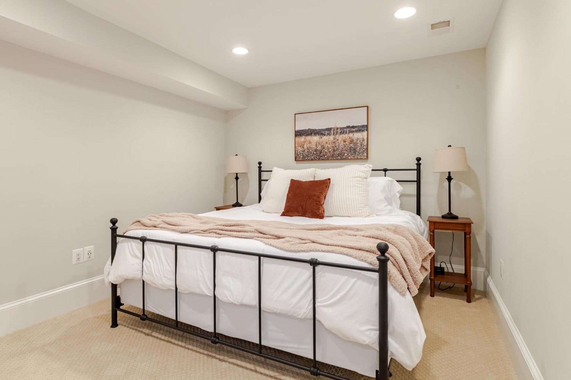 Apartment Private Garage Parking And King Bed - Walk To Metro