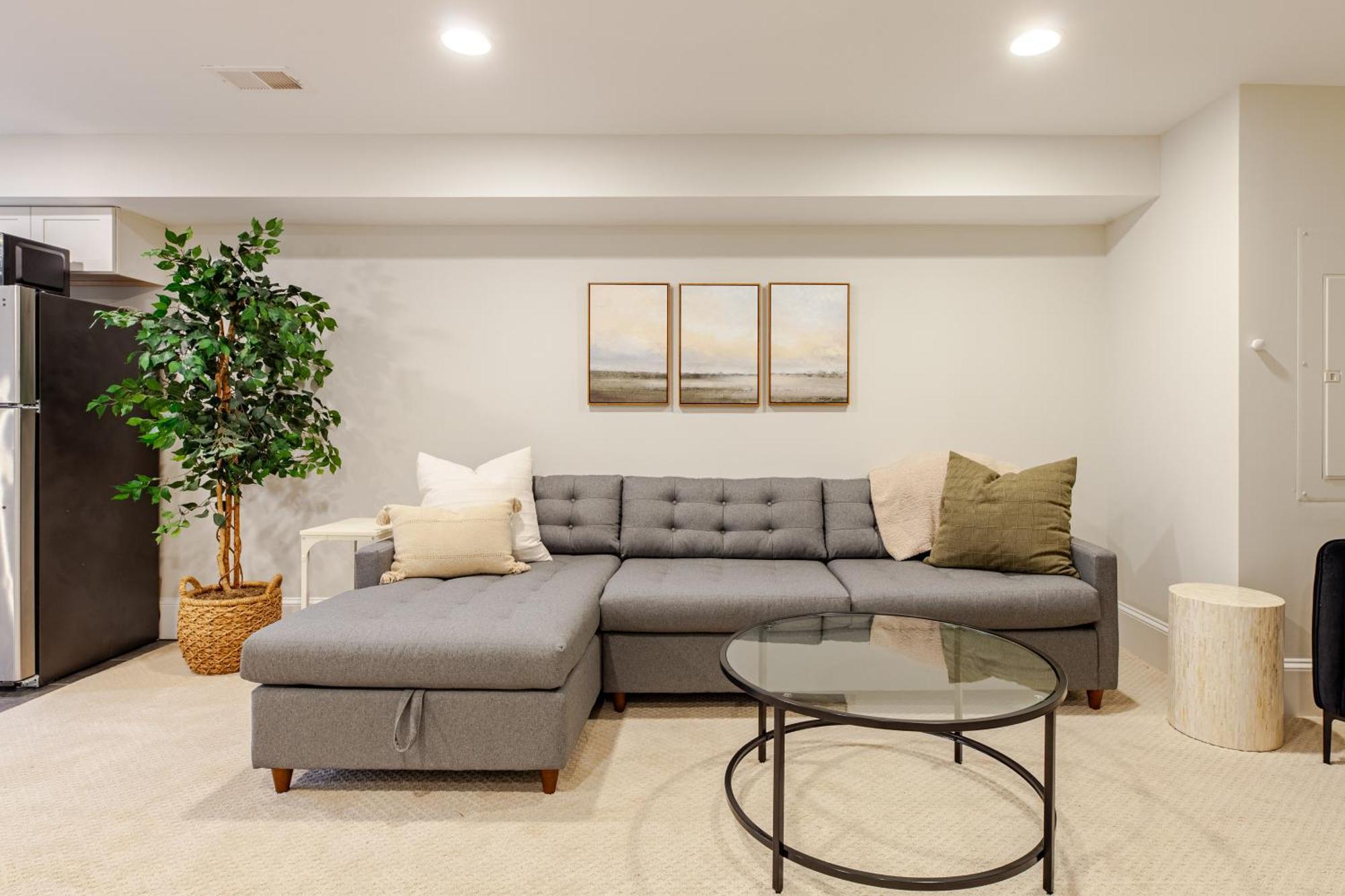 Private Garage Parking And King Bed - Walk To Metro *