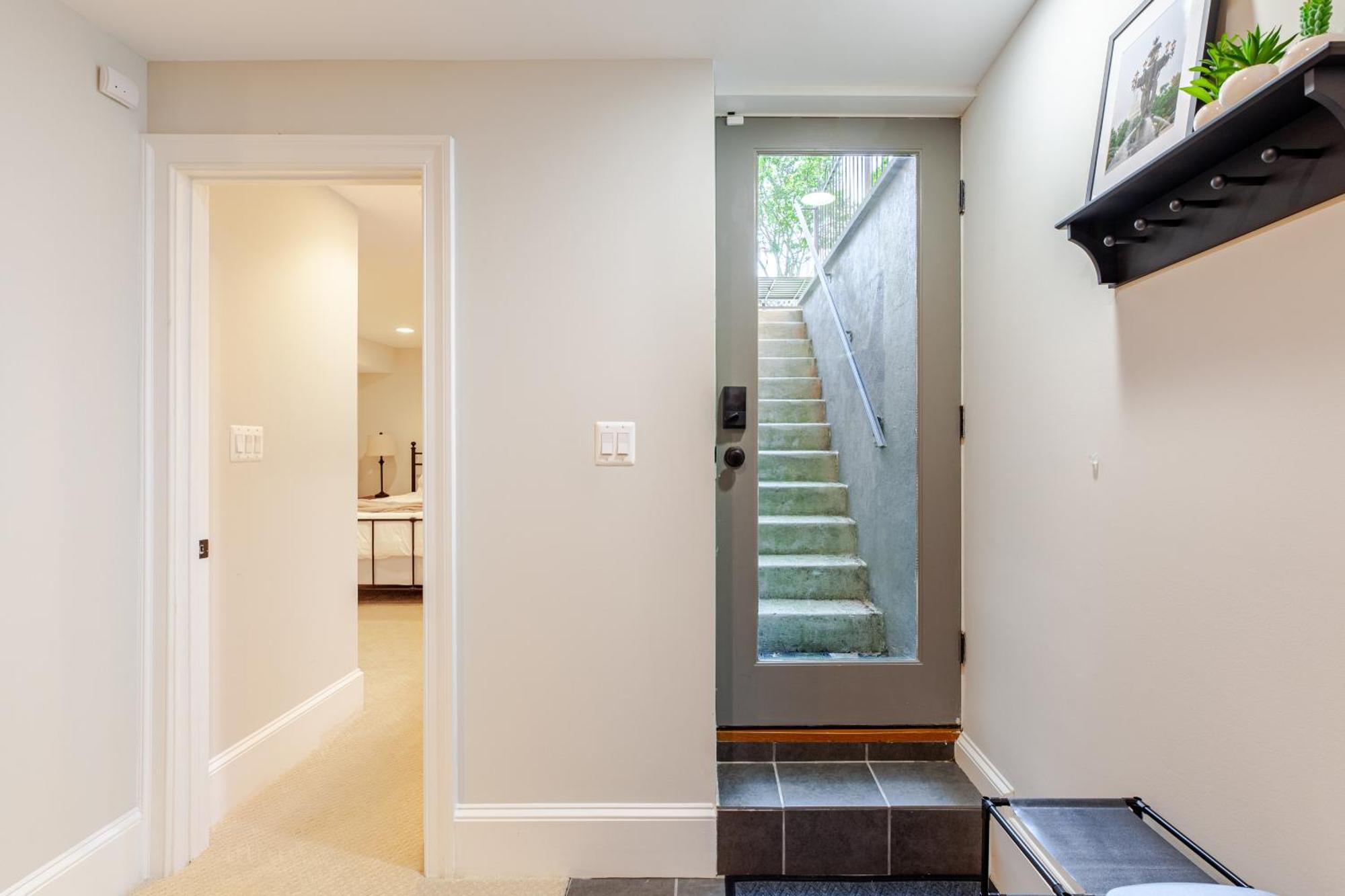 Apartment Private Garage Parking And King Bed - Walk To Metro *