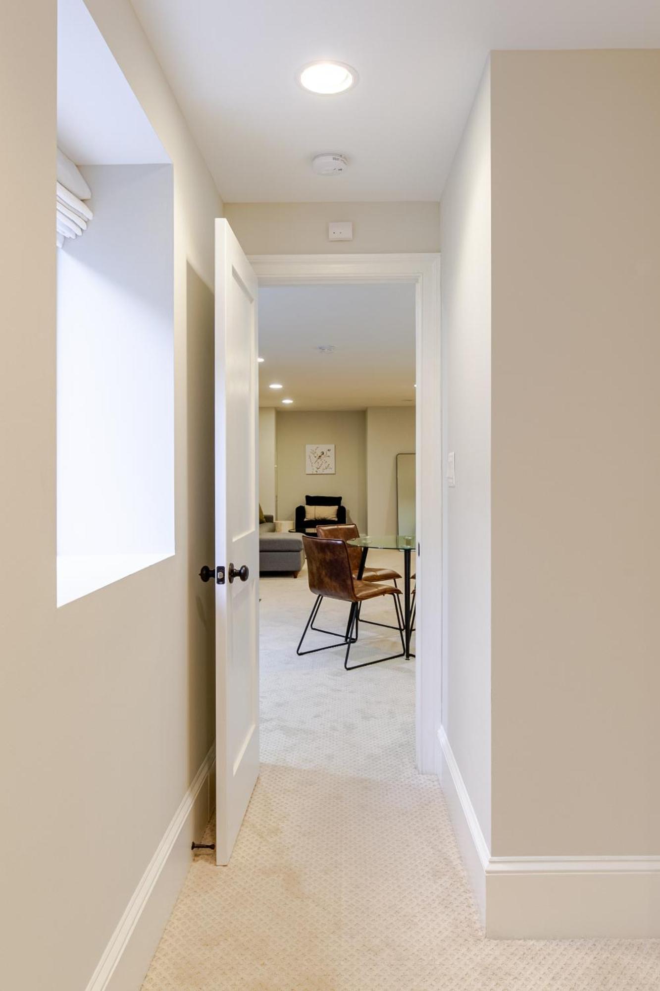 Private Garage Parking And King Bed - Walk To Metro *