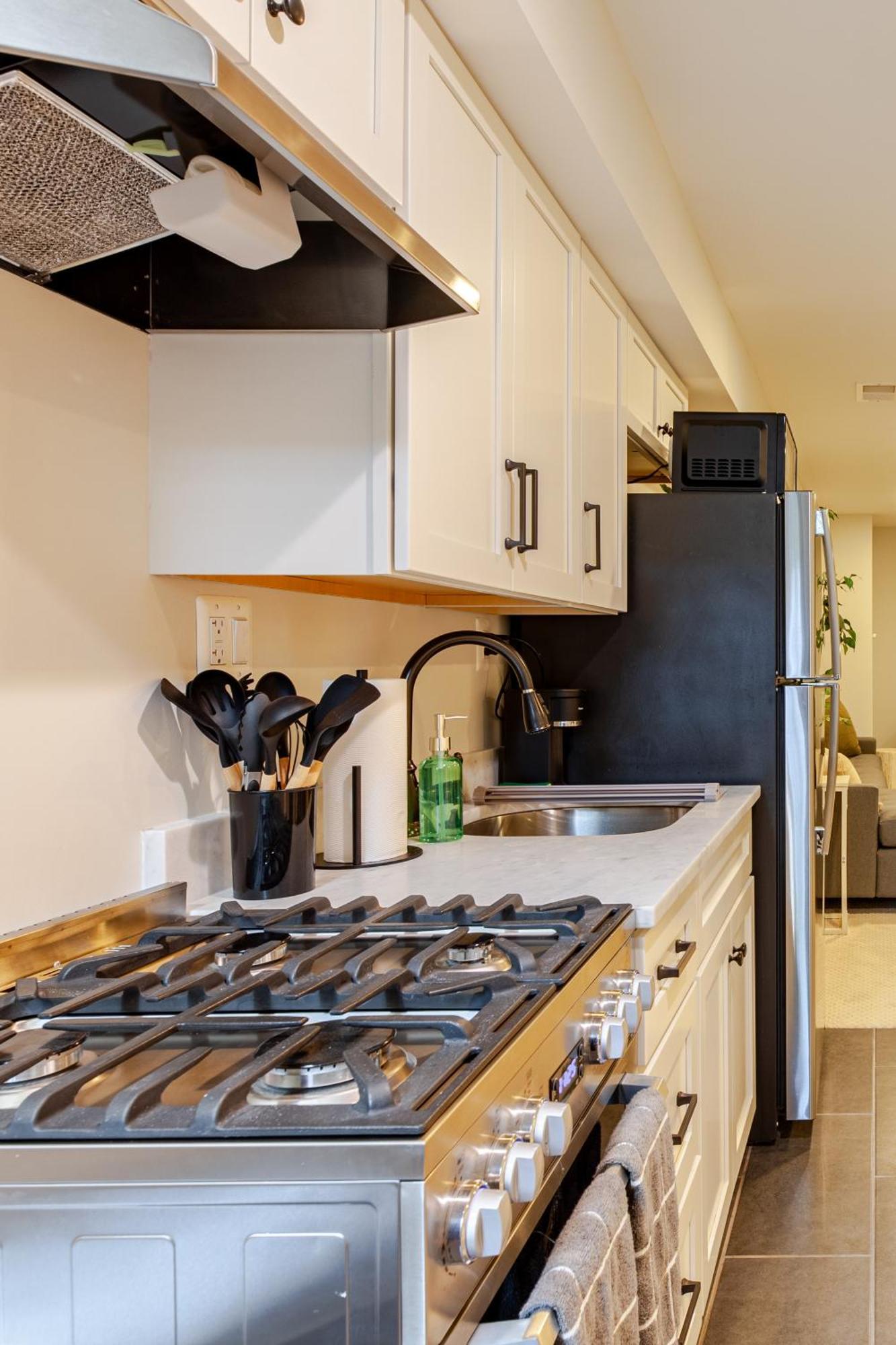 Private Garage Parking And King Bed - Walk To Metro Washington