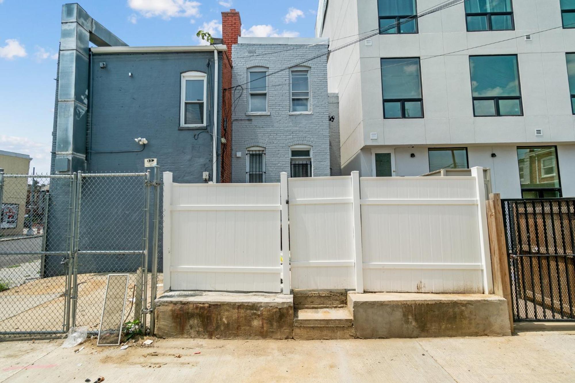 Unit # 1 - Right Next To Howard Washington
