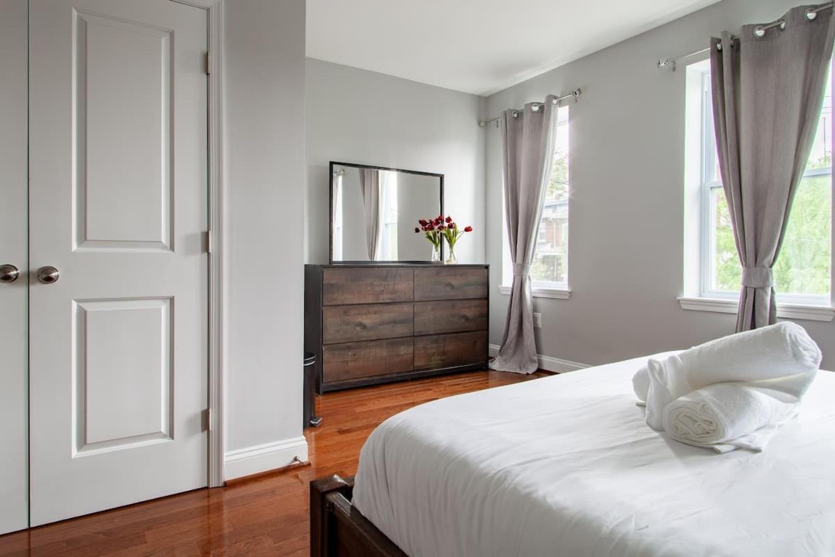 A In One Of Dc's Neighborhoods 4-bedroom Petworth Townhome Holiday home *