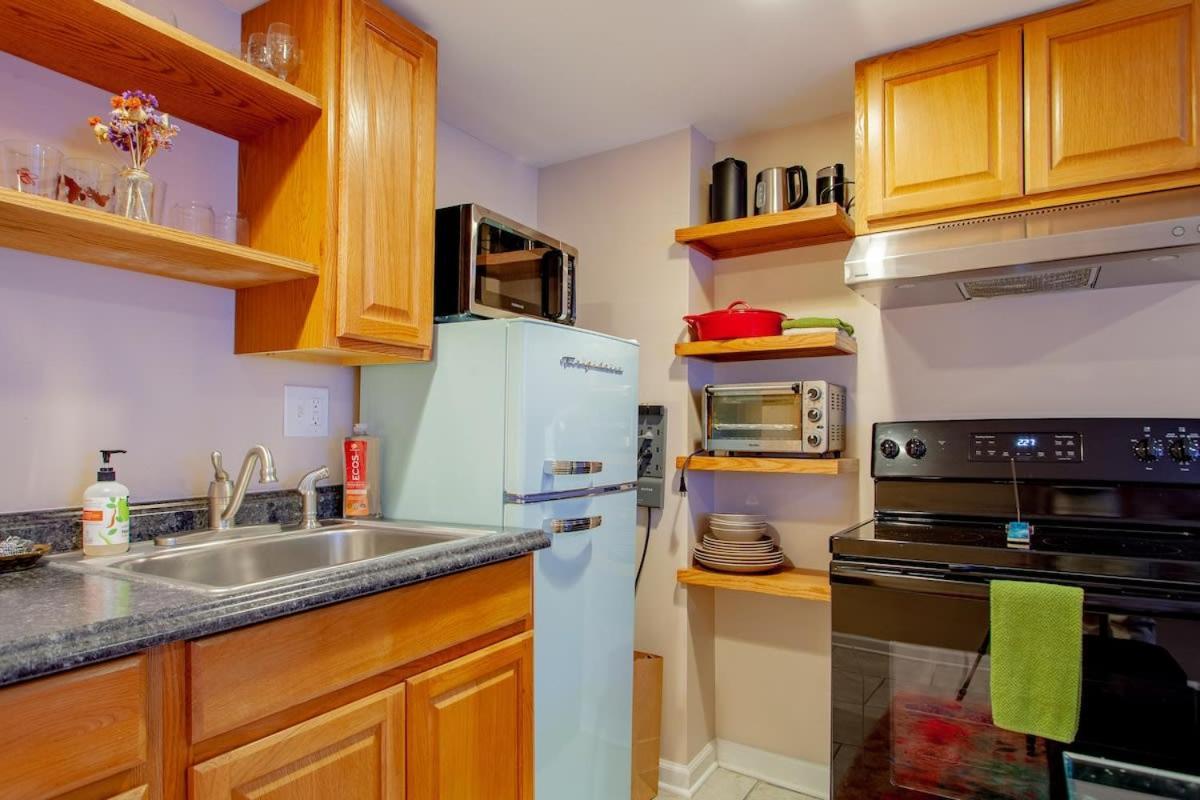 2-br Retreat Peace Privacy & Parking Apartment Washington