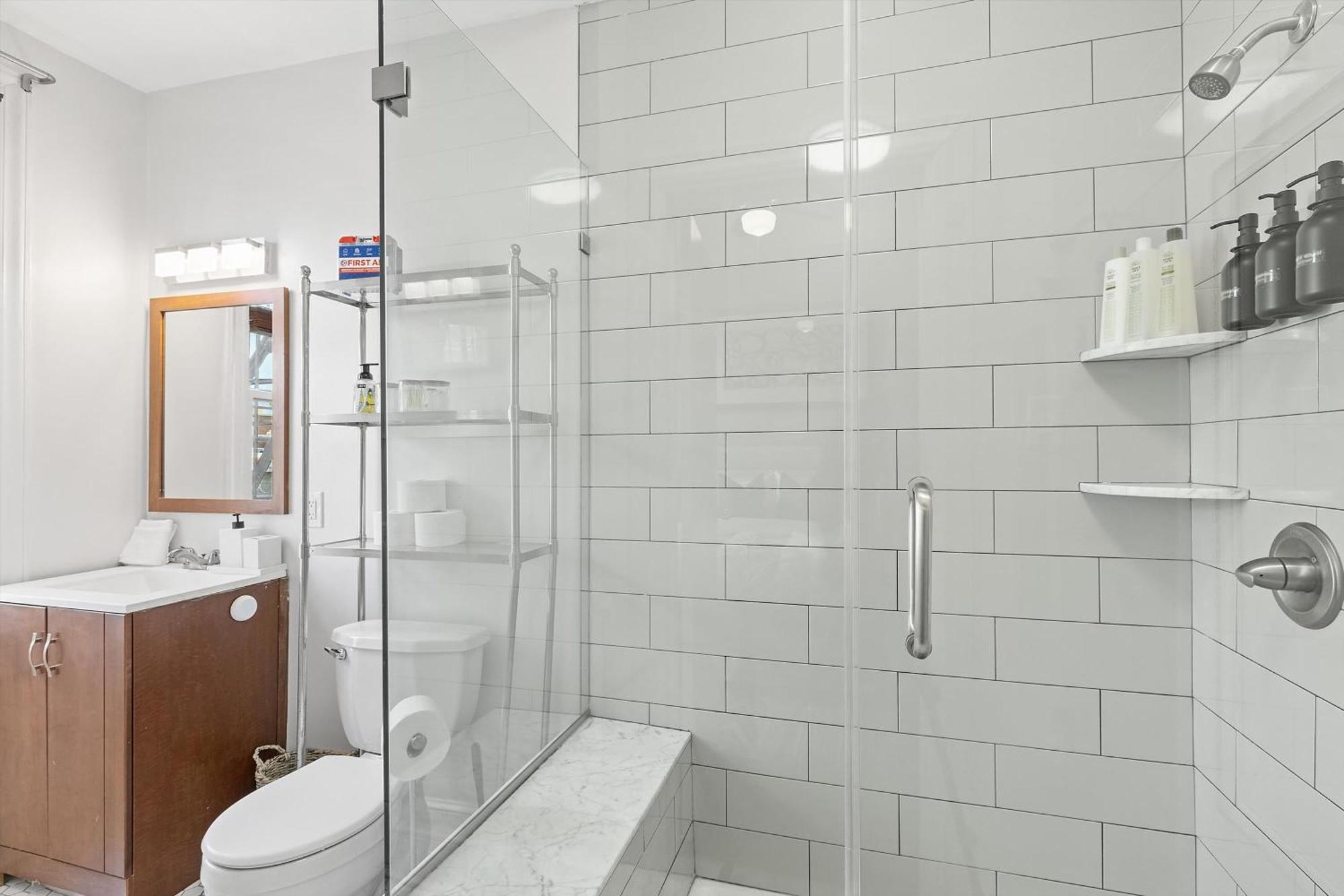 Beautiful 1-br Flat Nestled Between Dupont & Logan
