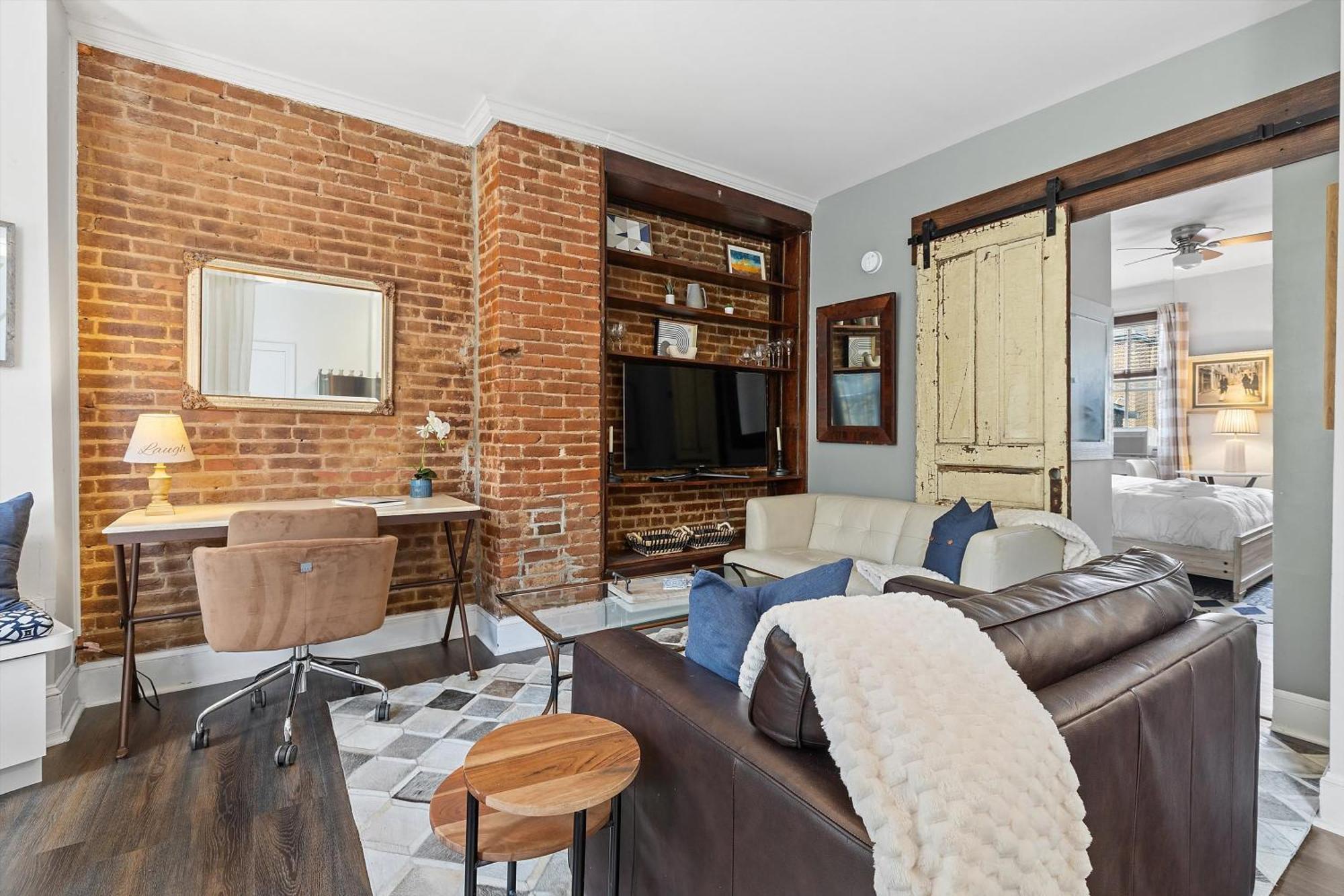 Beautiful 1-br Flat Nestled Between Dupont & Logan Apartment