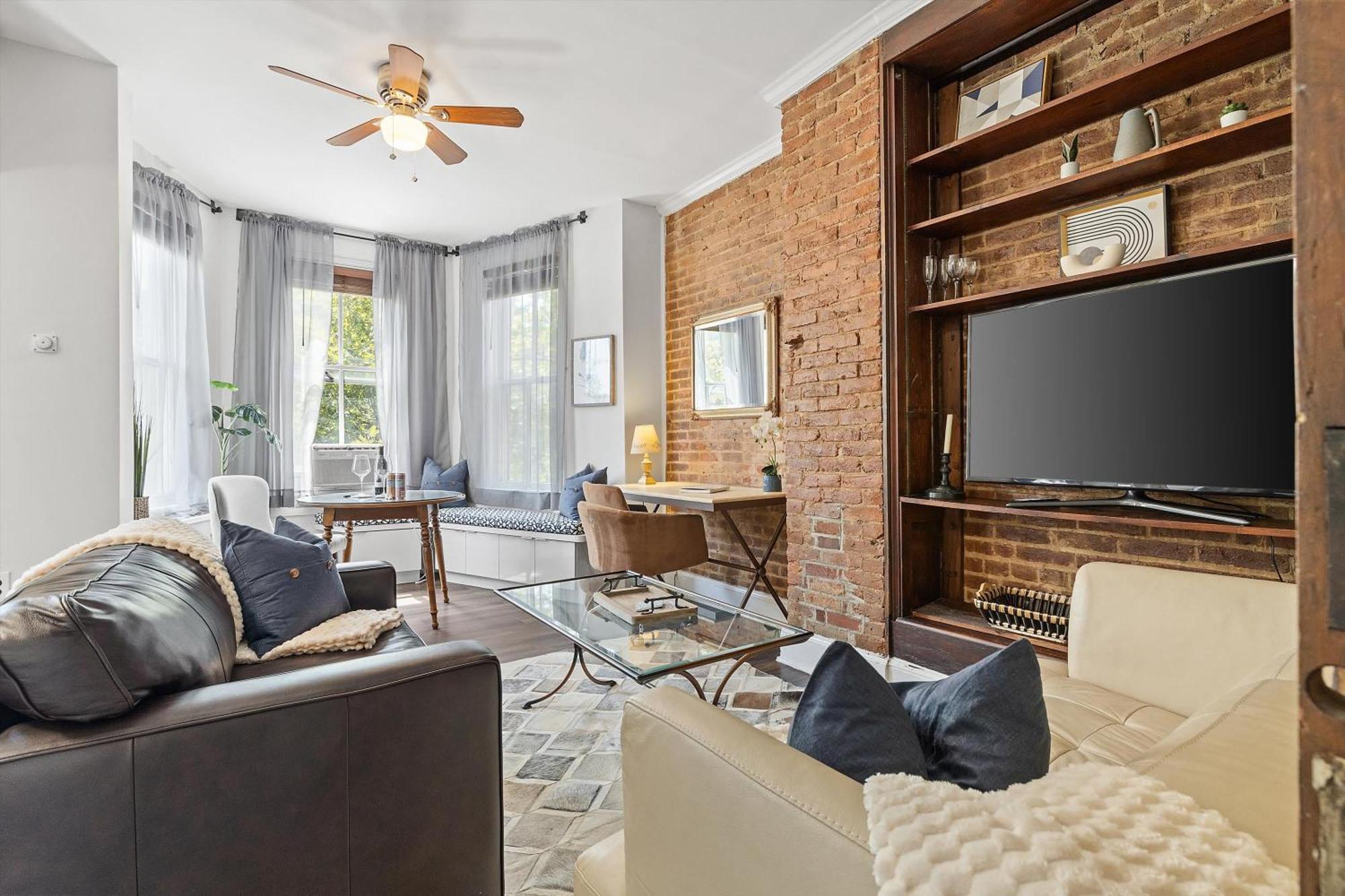 Beautiful 1-br Flat Nestled Between Dupont & Logan *