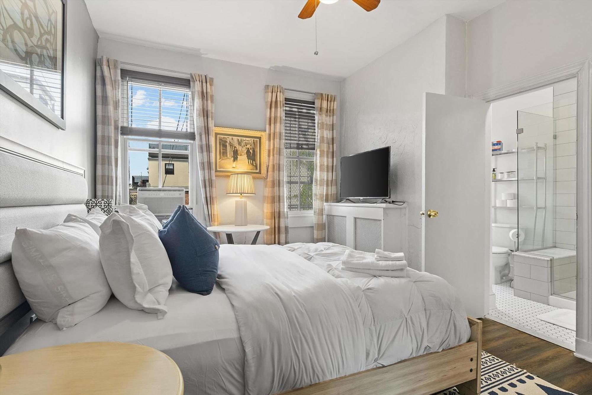 Beautiful 1-br Flat Nestled Between Dupont & Logan