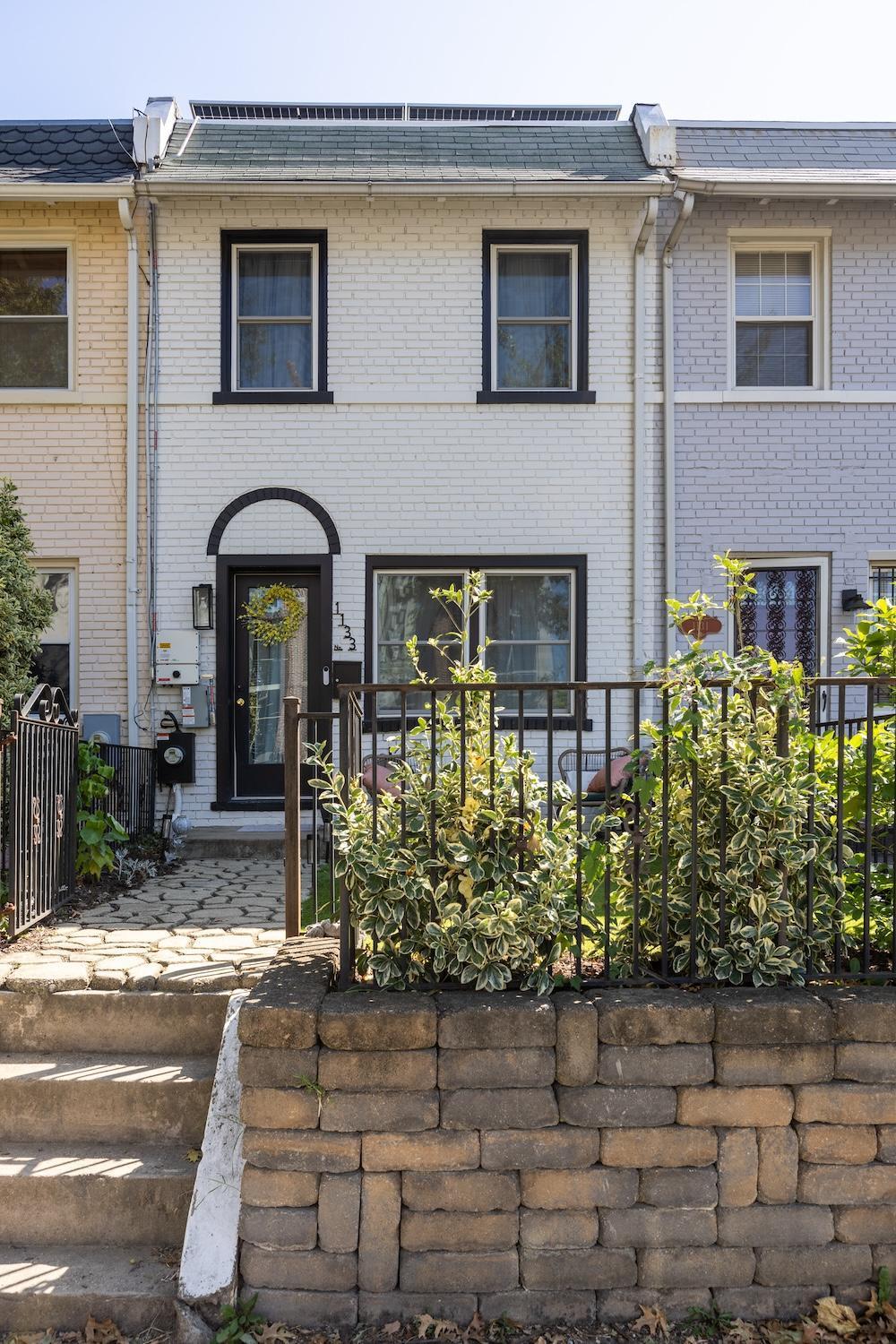 Charming 2br Townhouse With Patio & Parking In Dc Apartment *