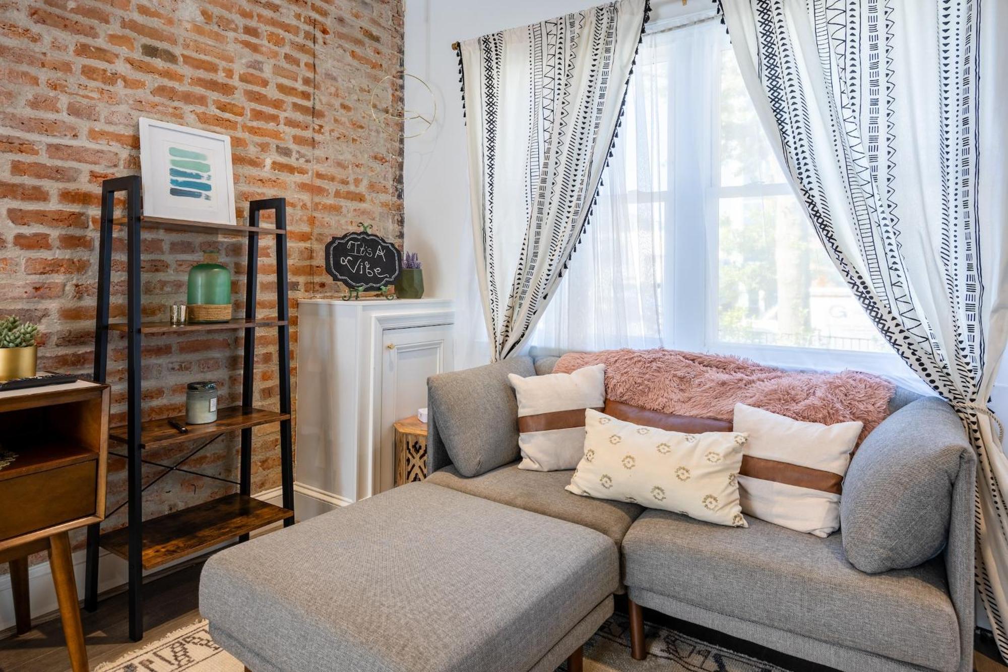 Charming 2br Townhouse With Patio & Parking In Dc *