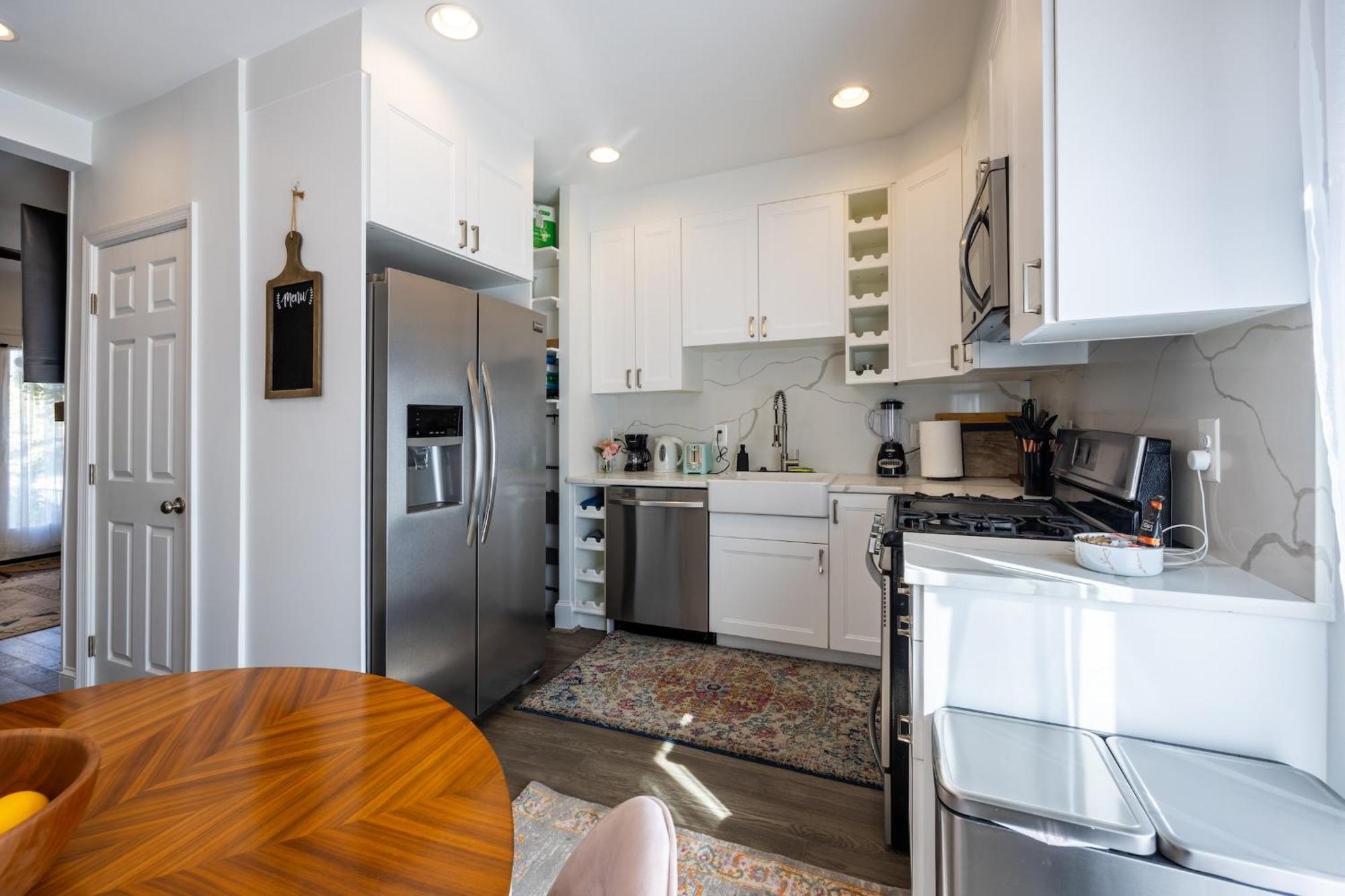 Charming 2br Townhouse With Patio & Parking In Dc Apartment