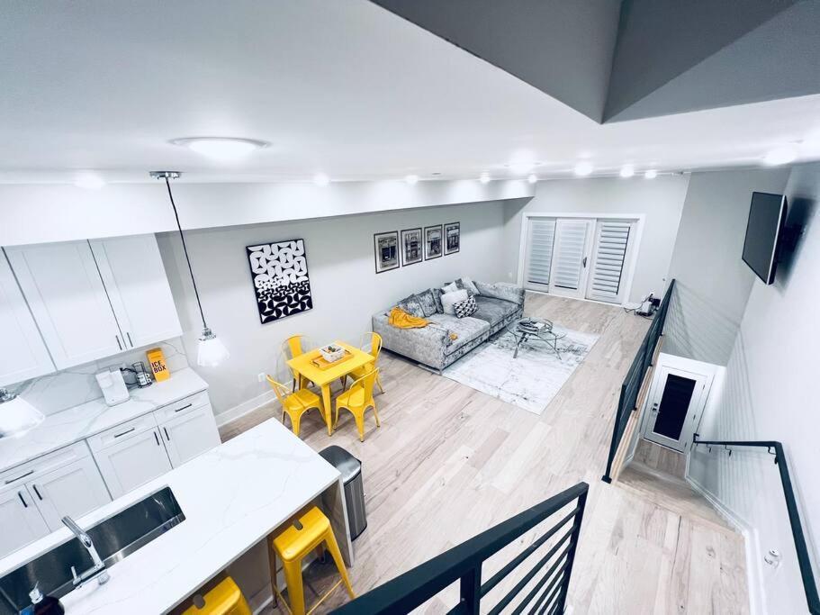 Holiday home Designer Penthouse Rooftop With Monument View-parking