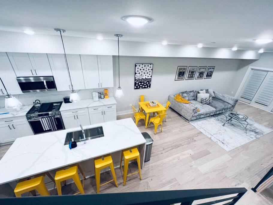 Holiday home Designer Penthouse Rooftop With Monument View-parking