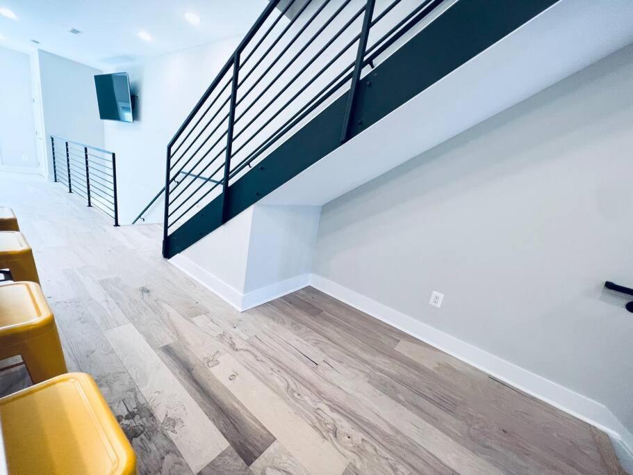 Designer Penthouse Rooftop With Monument View-parking