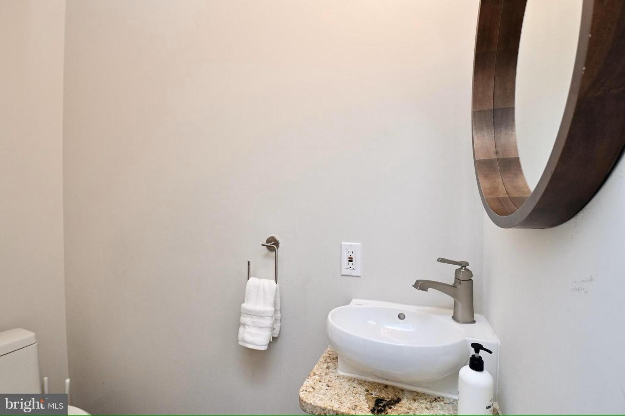 Elegant 5br Near Capitol Hill! Free Parking! Washington