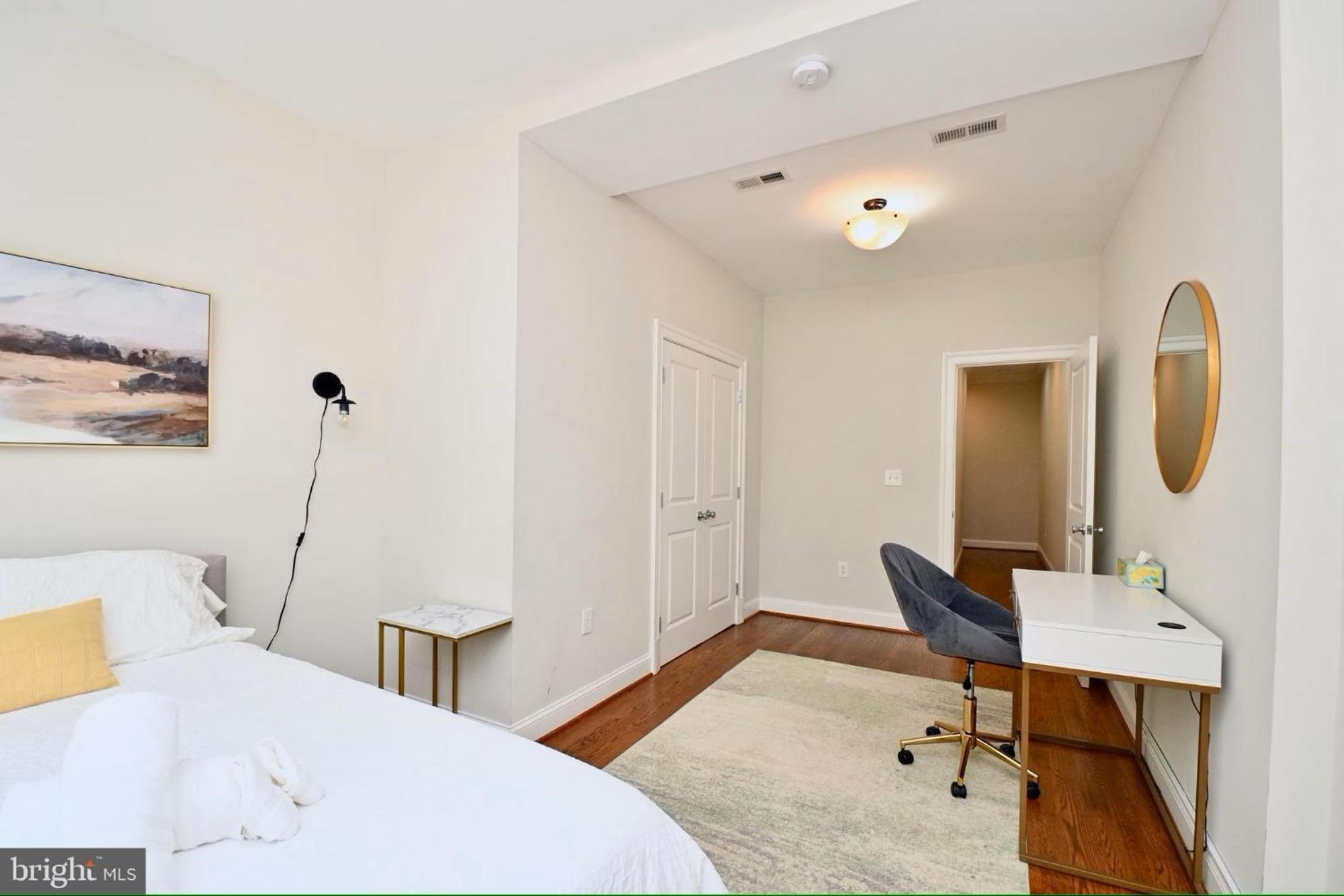 Elegant 5br Near Capitol Hill! Free Parking! * Washington