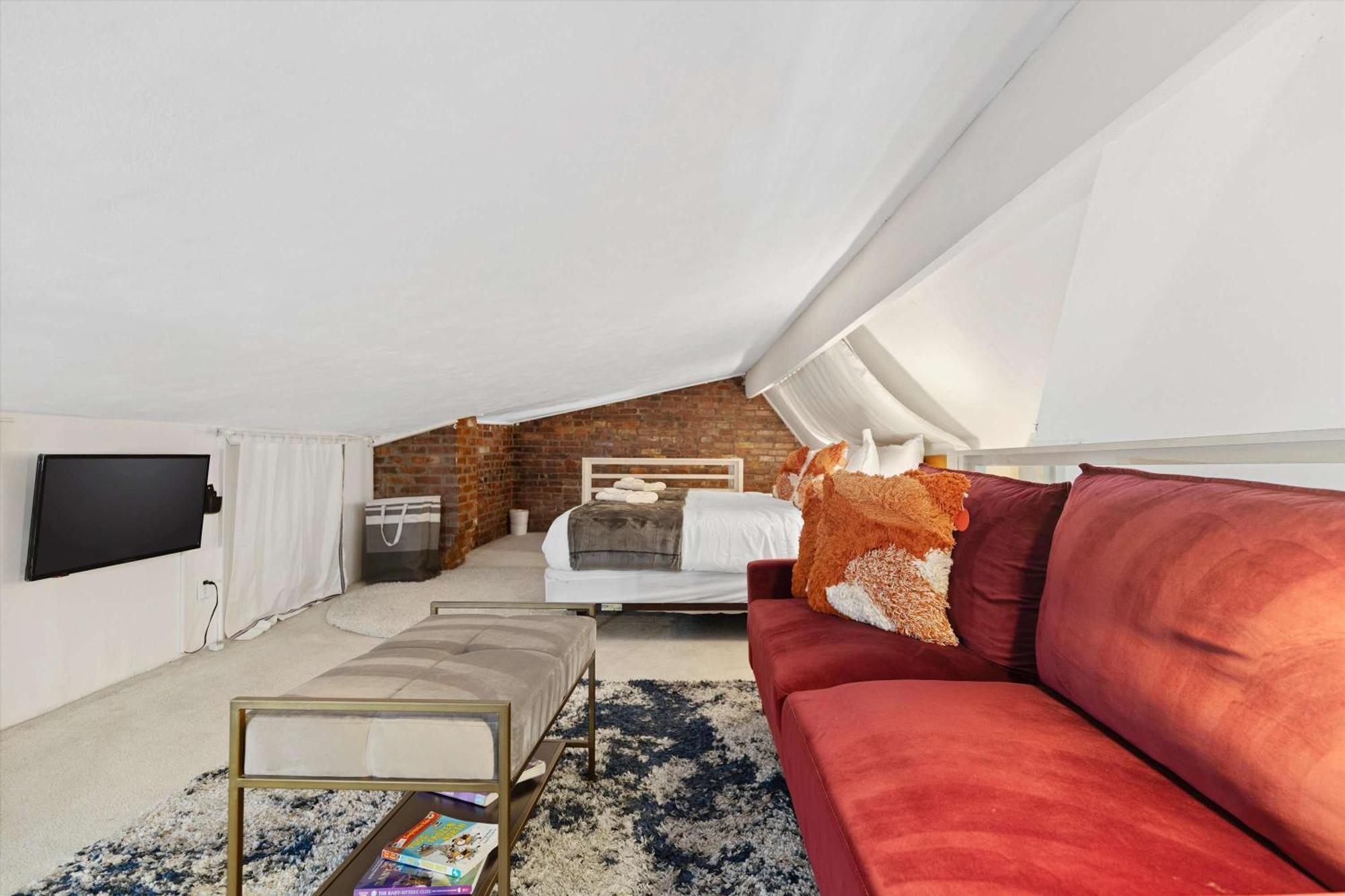 Chic 1-br Loft Nestled Between Dupont & Logan Apartment *