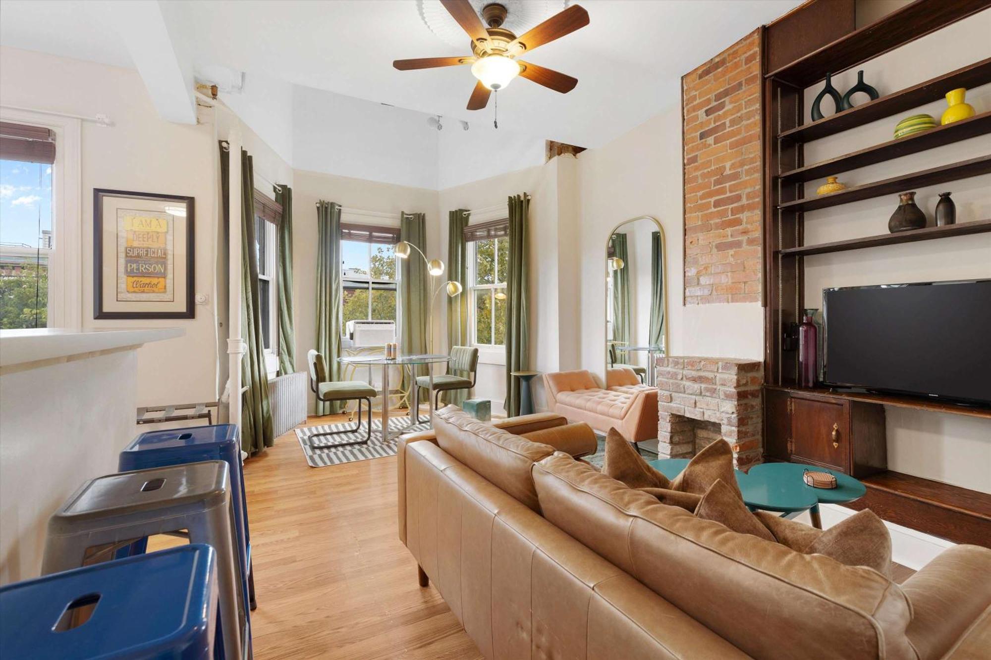 Apartment Chic 1-br Loft Nestled Between Dupont & Logan *