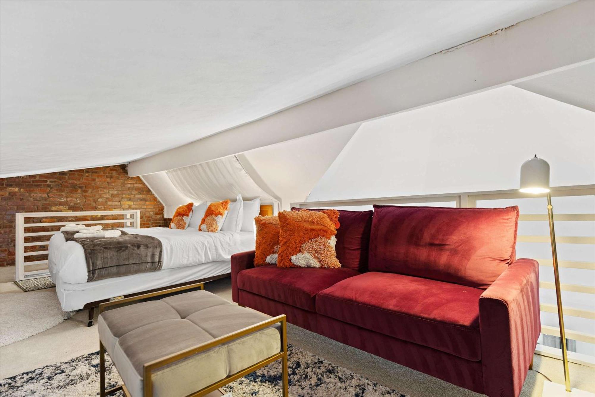 Chic 1-br Loft Nestled Between Dupont & Logan