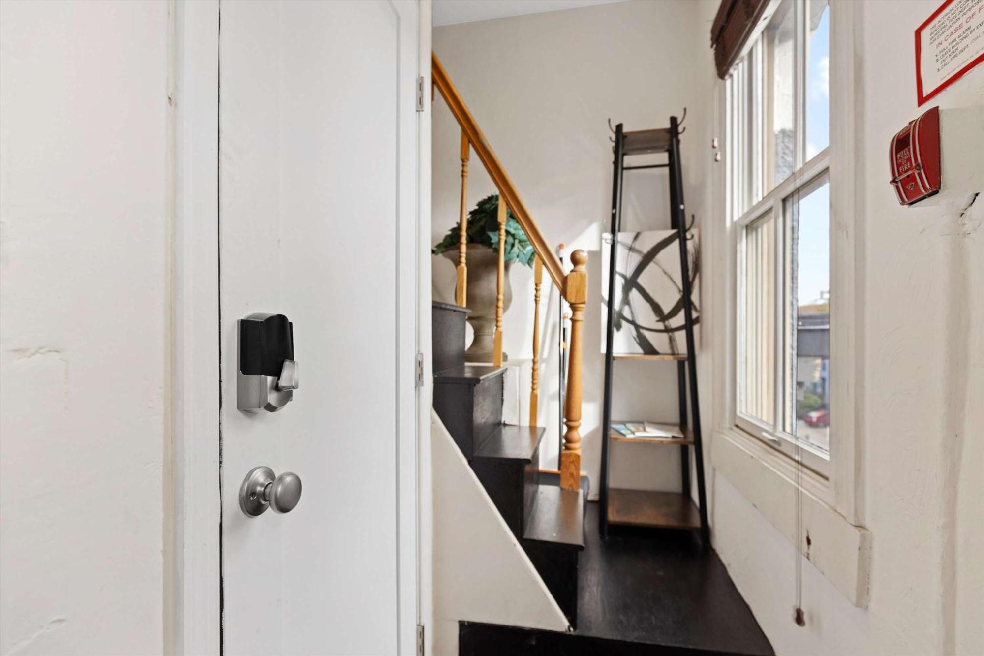 Chic 1-br Loft Nestled Between Dupont & Logan Apartment *