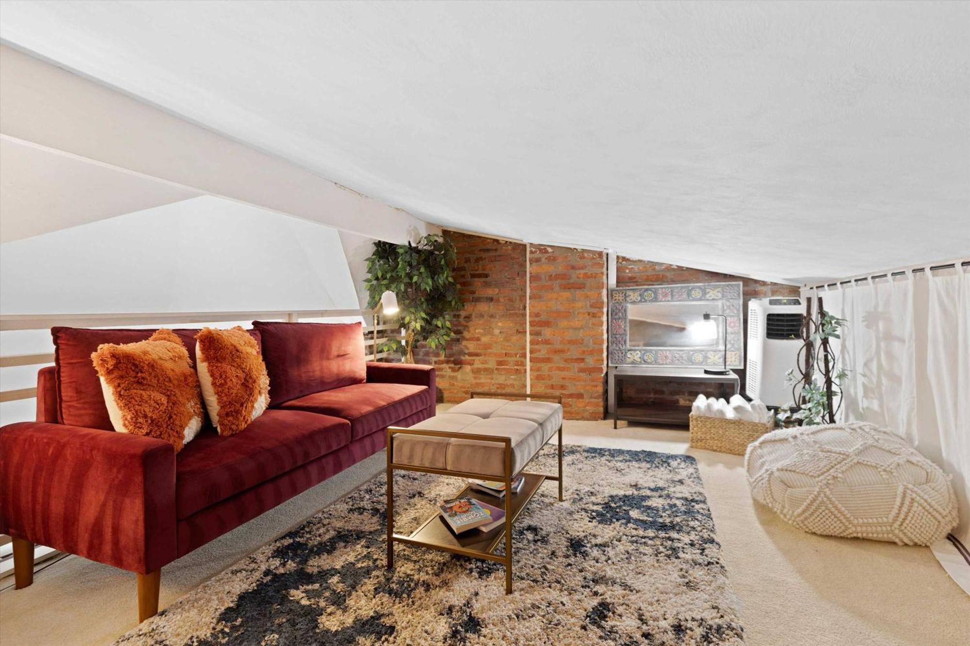 Apartment Chic 1-br Loft Nestled Between Dupont & Logan *