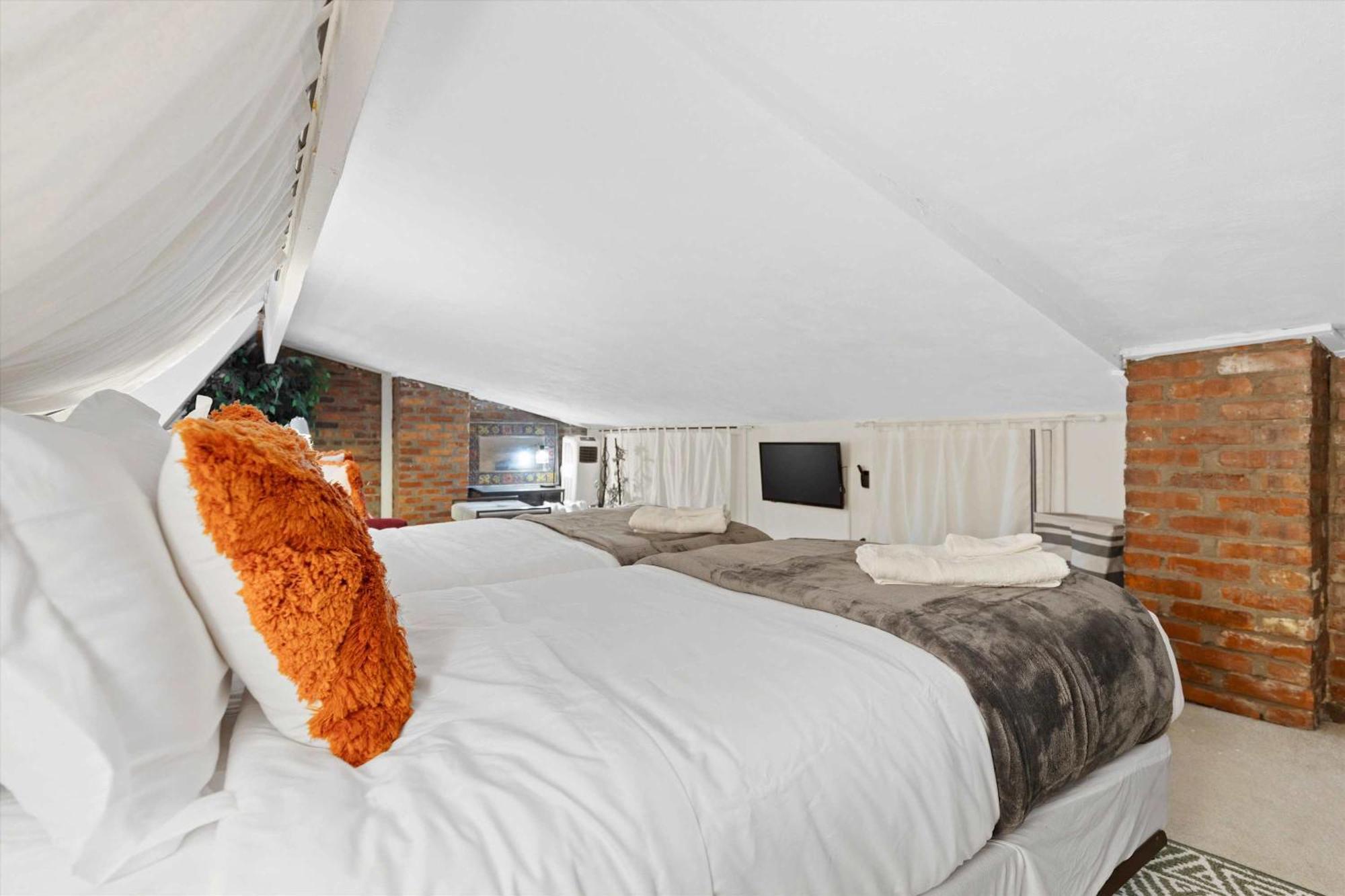 Chic 1-br Loft Nestled Between Dupont & Logan Apartment Washington