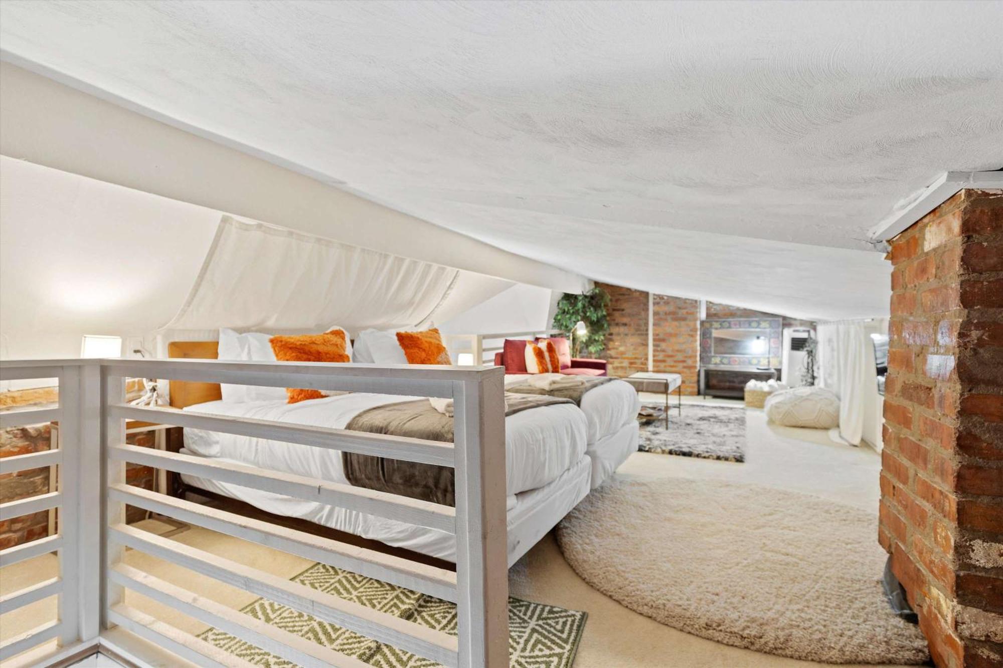Chic 1-br Loft Nestled Between Dupont & Logan Apartment Washington