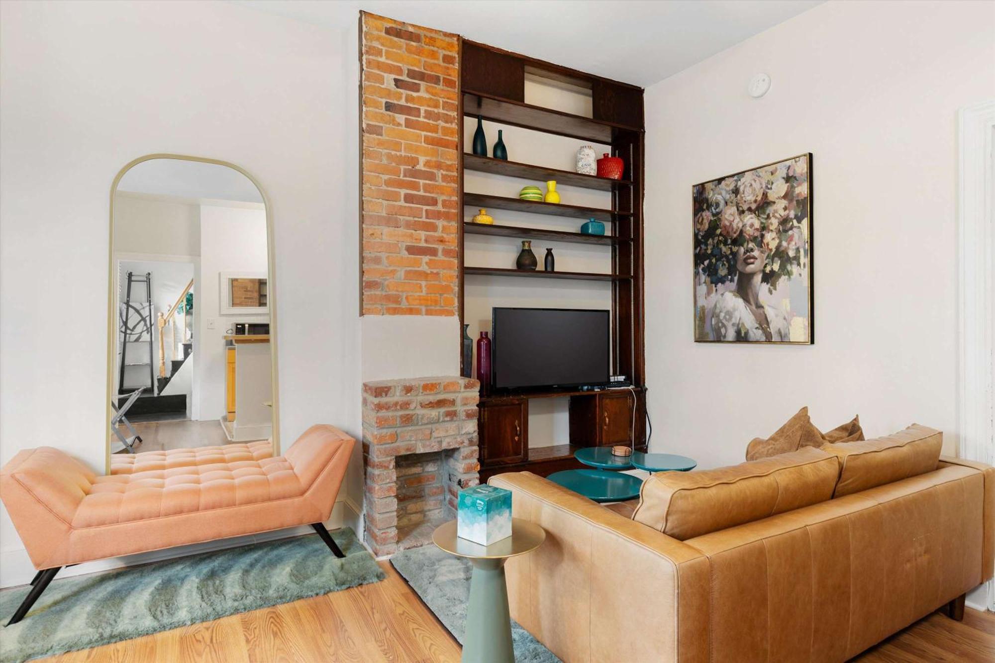 Chic 1-br Loft Nestled Between Dupont & Logan *