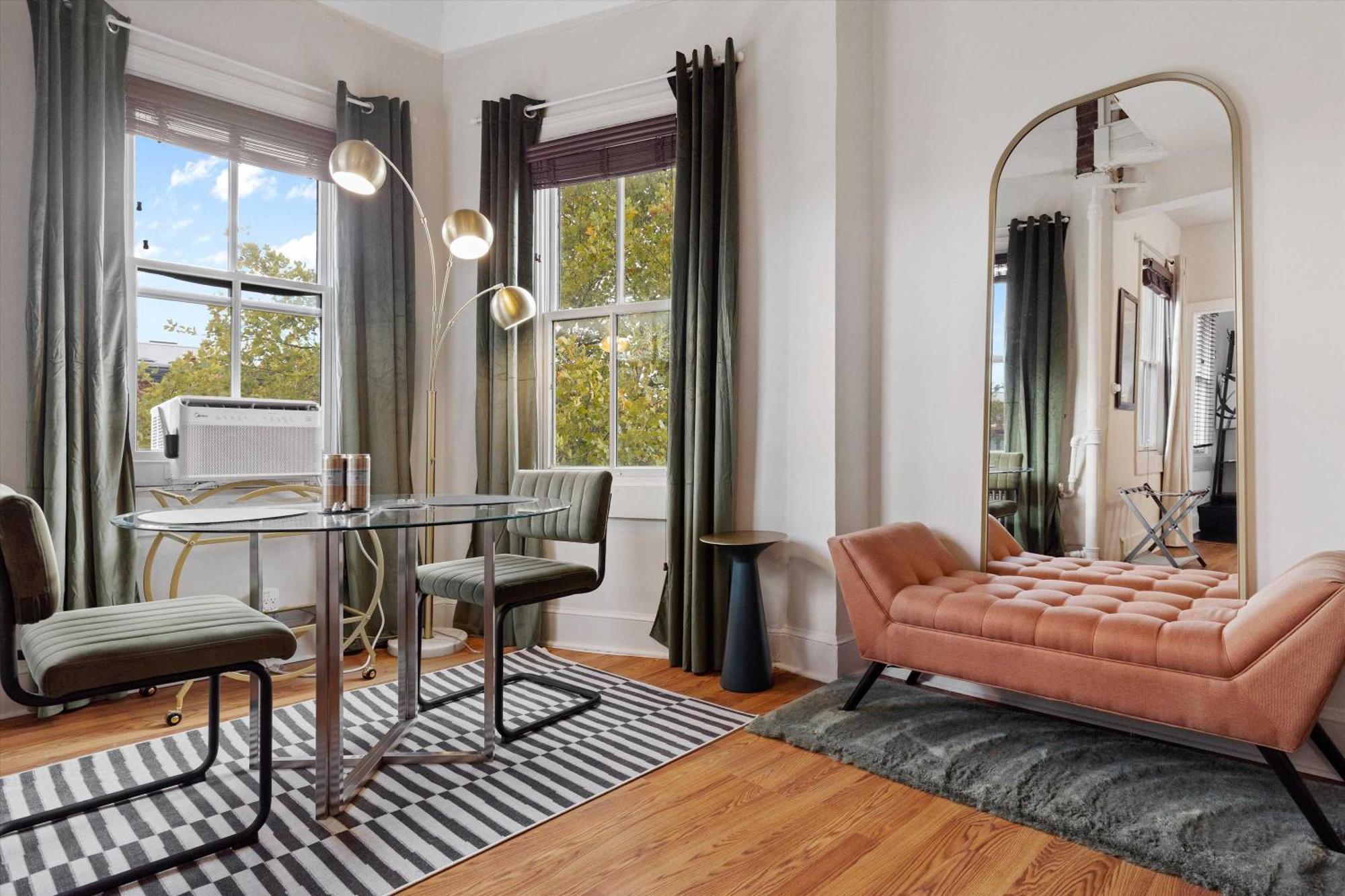 Chic 1-br Loft Nestled Between Dupont & Logan