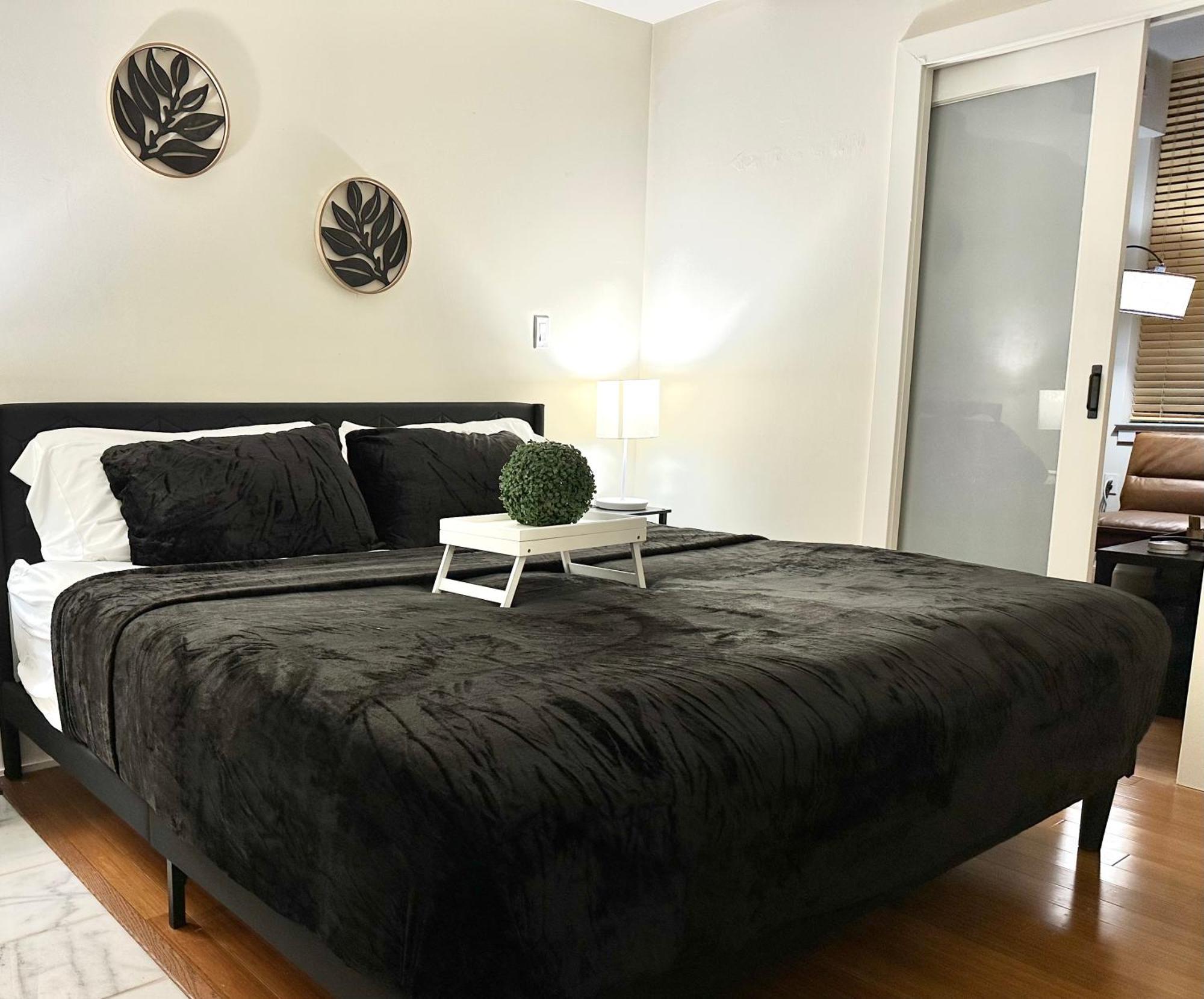 Bed & Breakfast Walk, Scoot, Bike! No Car Needed