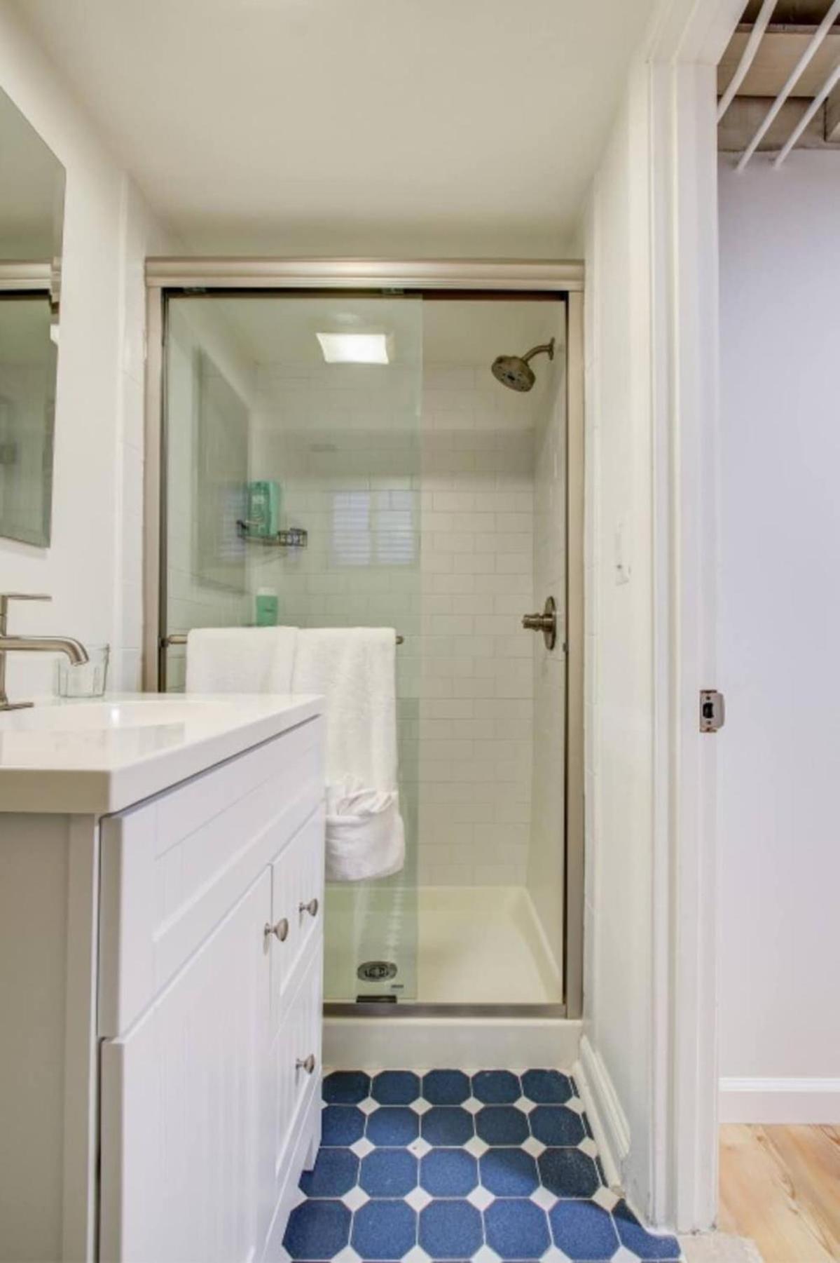 Sunny, Serene & Centrally-located *privacy *comfort *5-stars Apartment