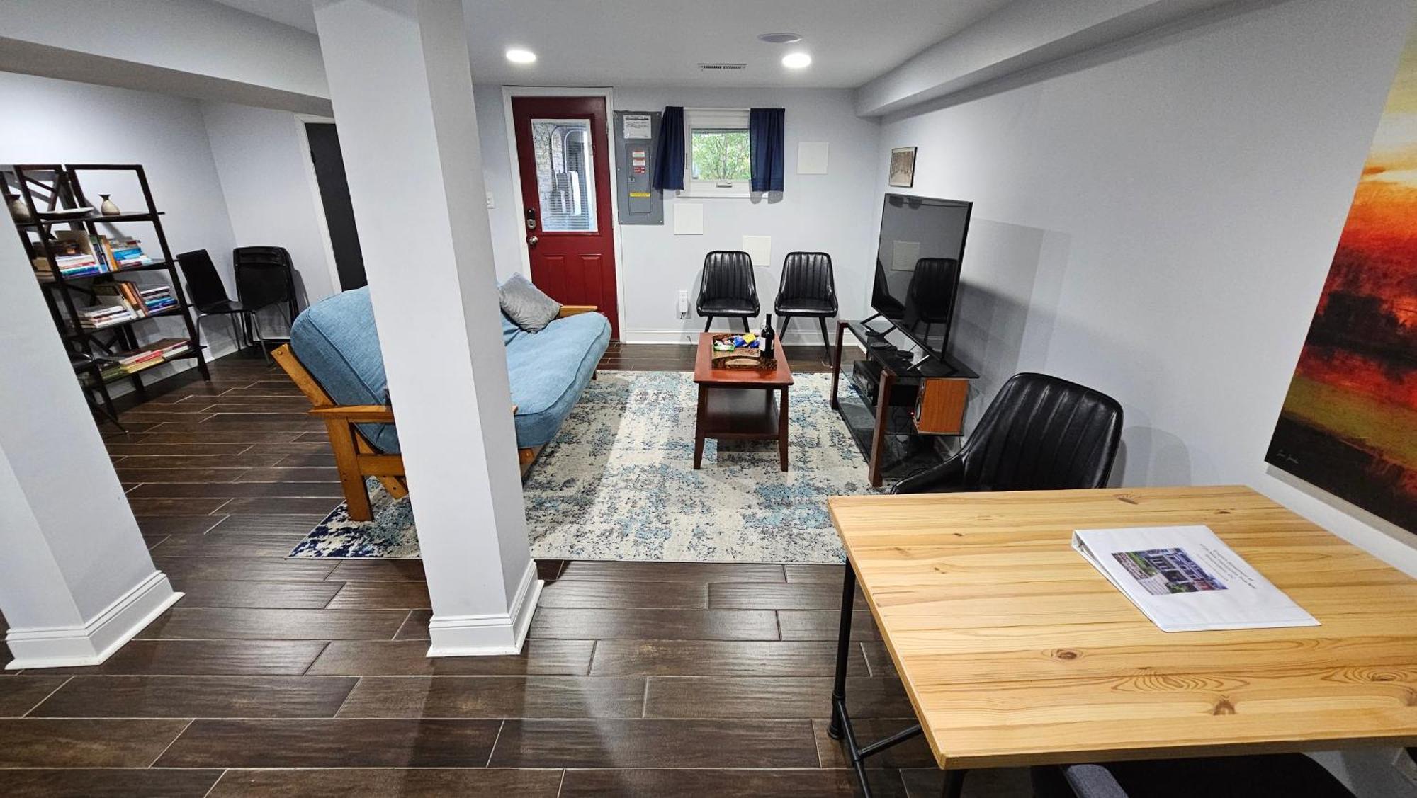 Apartment English Basement Suite: Metro-adjacent Petworth Retreat With Parking