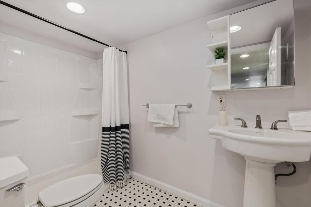 Holiday home 5-br Historic Nestled Btw Petworth & Cohi