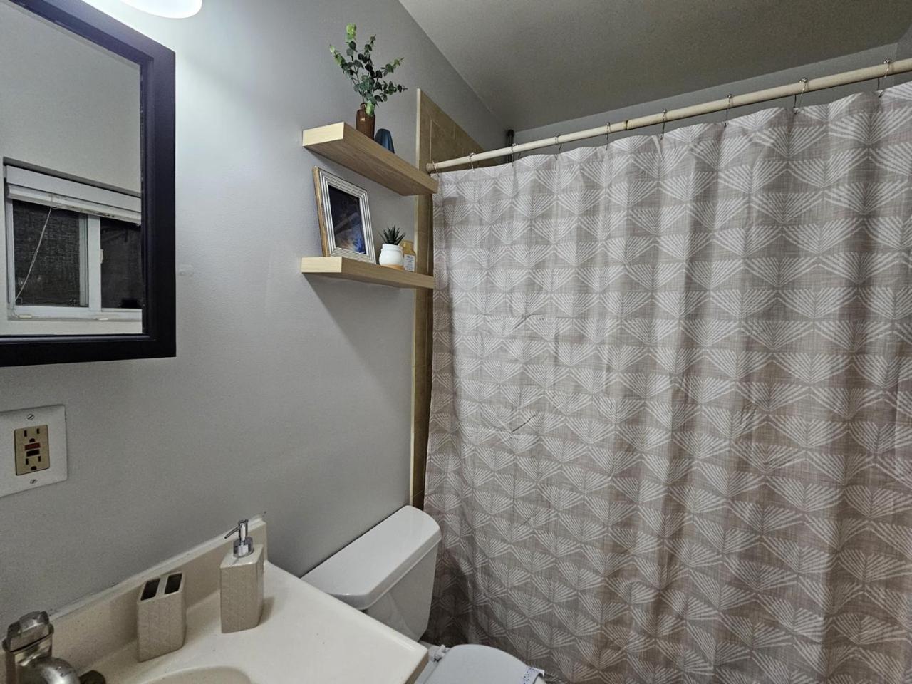 Peaceful 3 Bedroom With Parking, Family Friendly Near Medstar Apartment *
