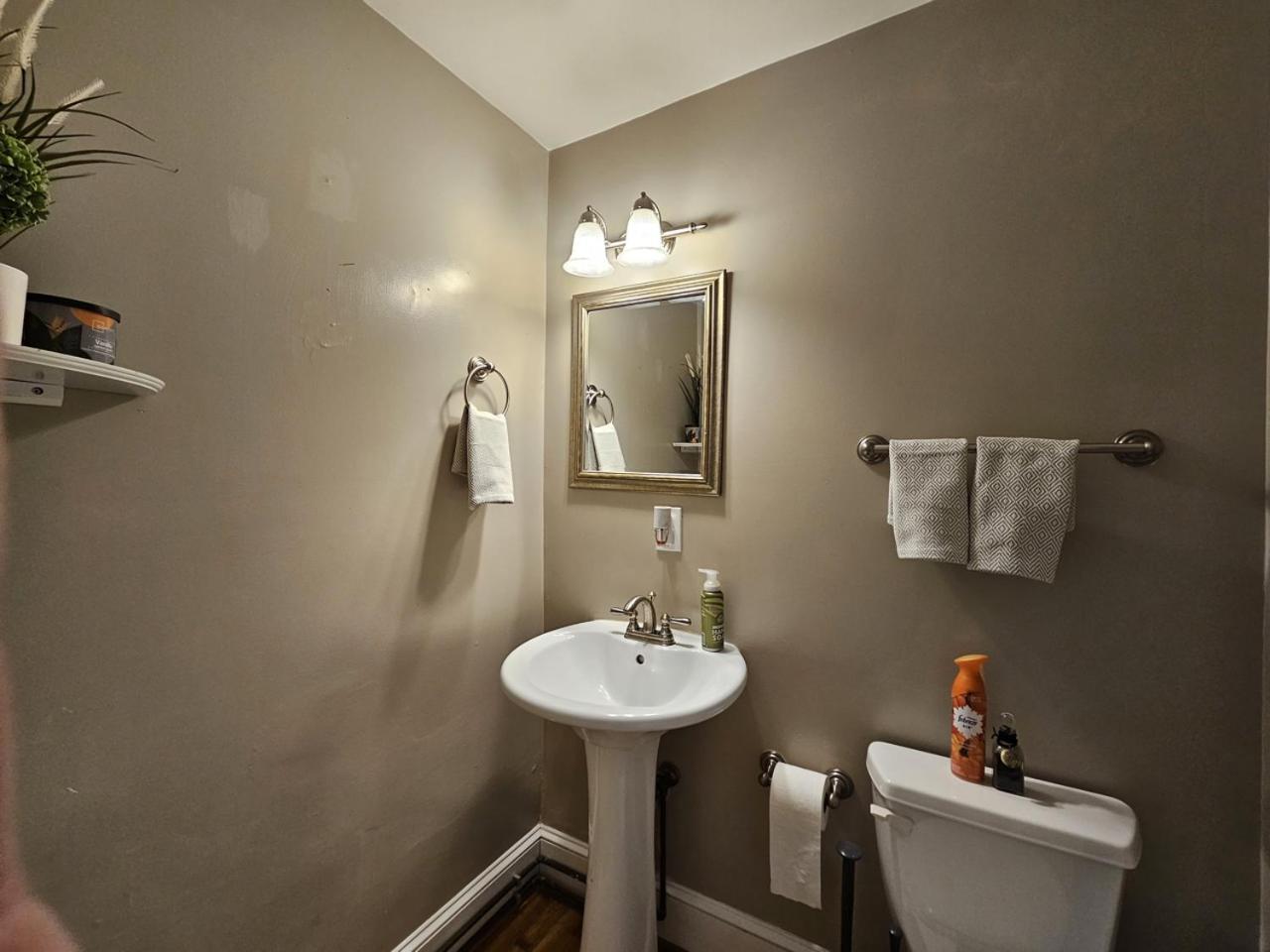 Apartment Peaceful 3 Bedroom With Parking, Family Friendly Near Medstar Washington