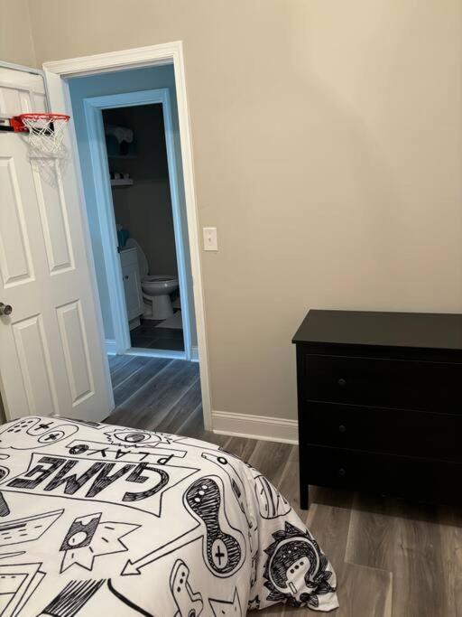 Spacious 5br 15 Mins From Downtown -free Parking! Bed & Breakfast Washington