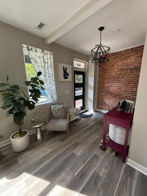 Spacious 5br 15 Mins From Downtown -free Parking! Bed & Breakfast Washington