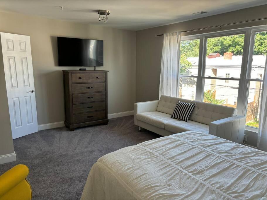 Spacious 5br 15 Mins From Downtown -free Parking! Bed & Breakfast Washington