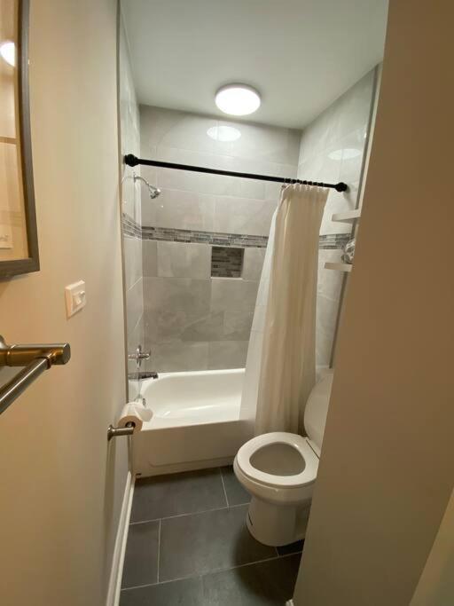 Spacious 5br 15 Mins From Downtown -free Parking! * Washington
