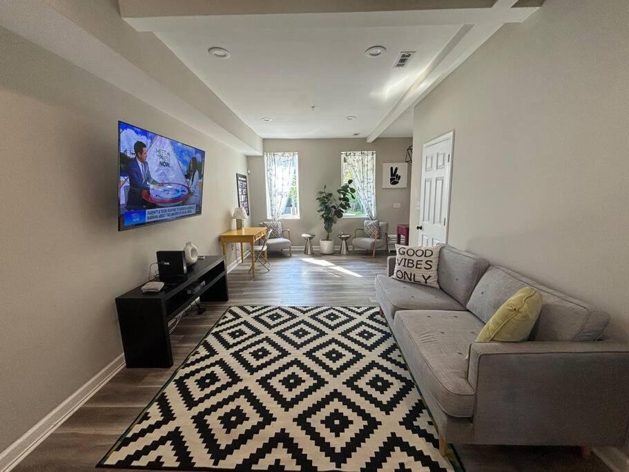 Spacious 5br 15 Mins From Downtown -free Parking! Bed & Breakfast