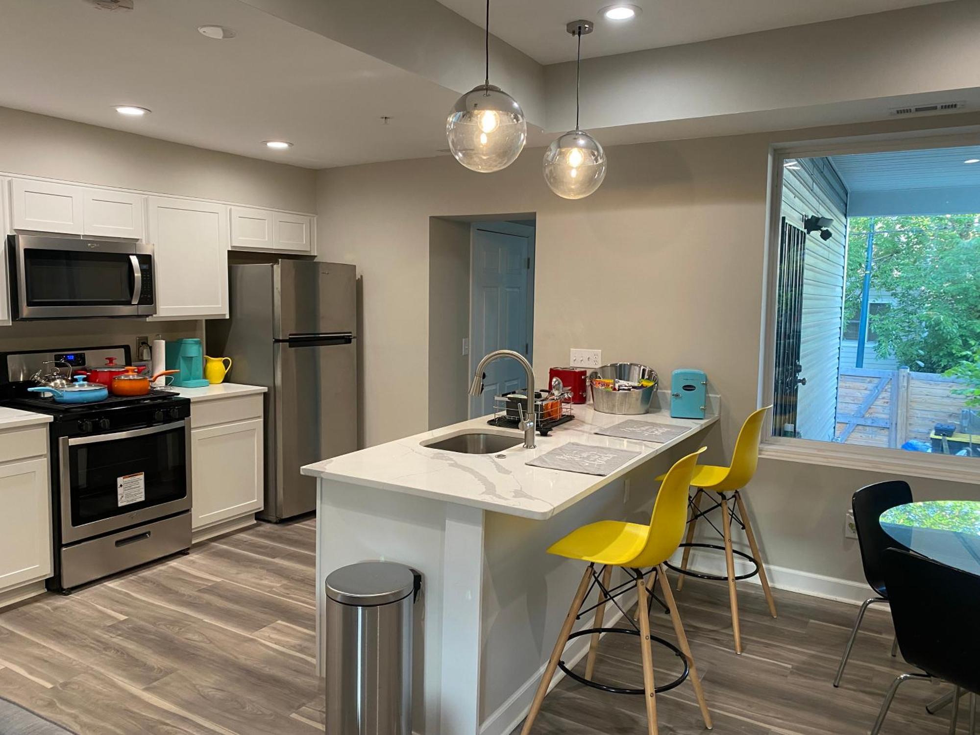 Spacious 5br 15 Mins From Downtown -free Parking! Bed & Breakfast *