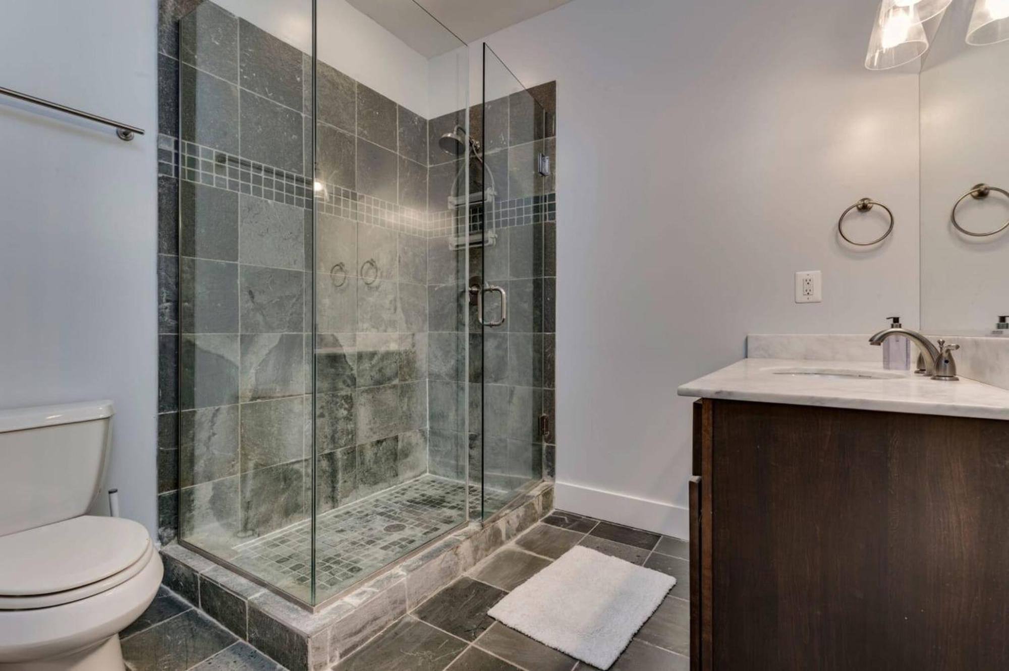 Luxe 2bd2ba Townhouse In Hip Area - Near Metro Apartment *